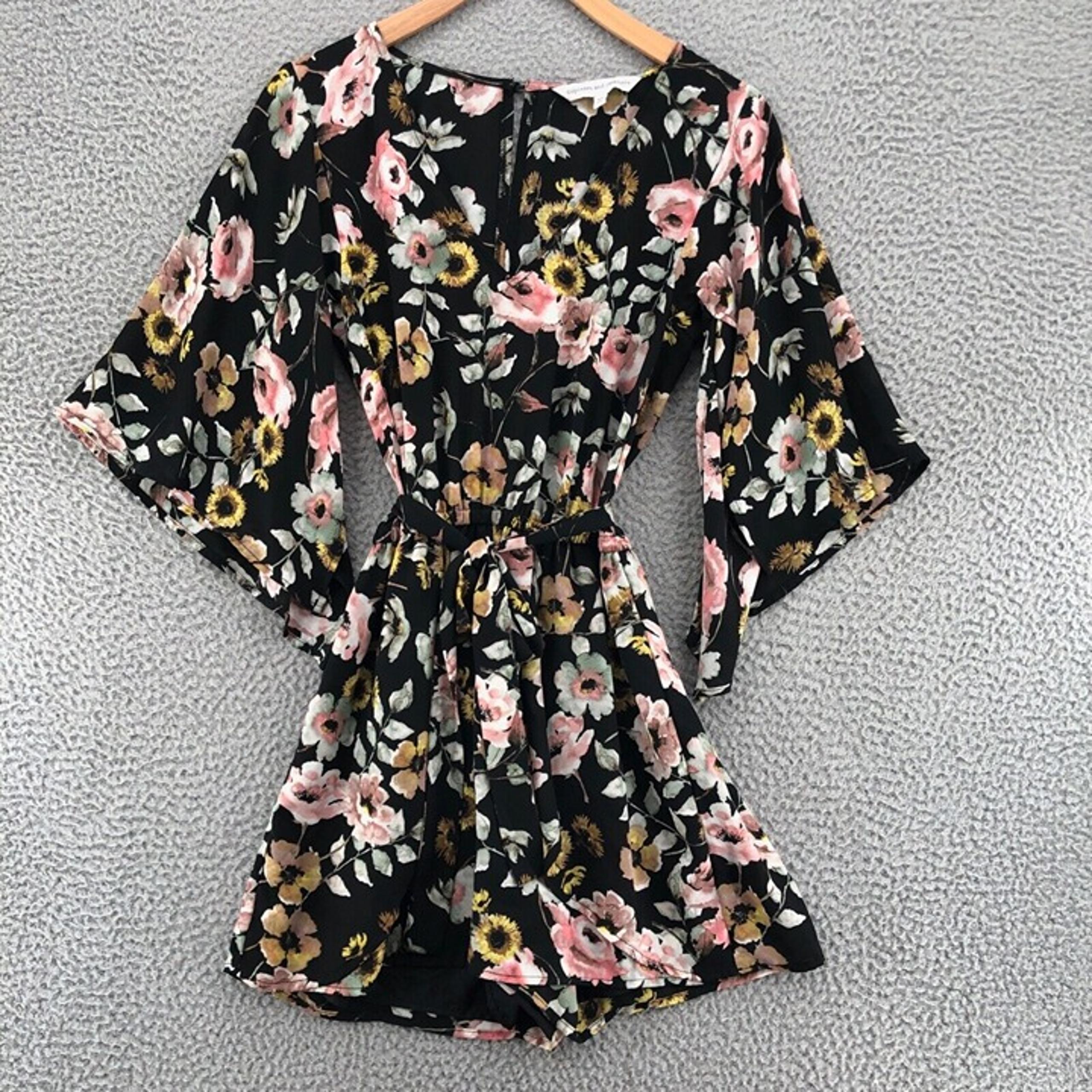Cupcakes & Cashmere Romper Womens Extra Small Black Floral Slit Sleeve V Neck