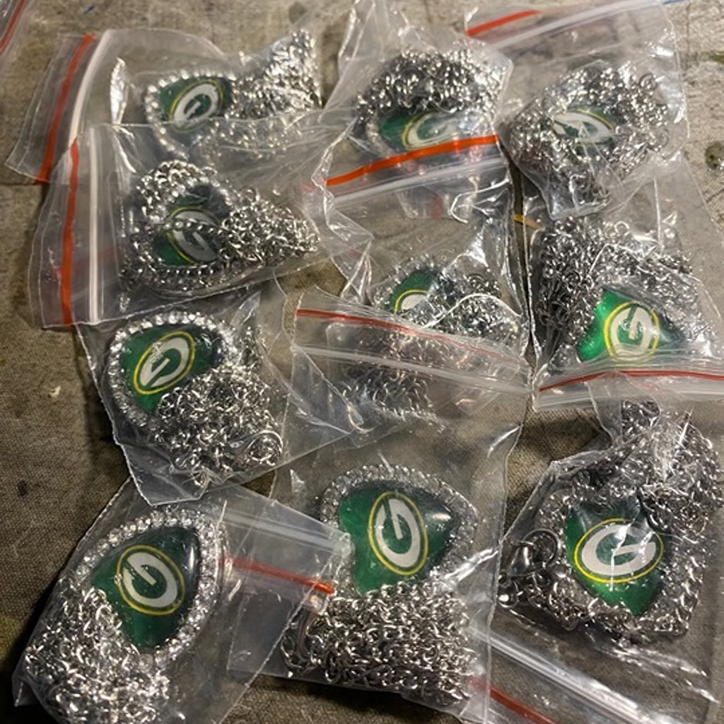 Green Bay Packers glass heart pendant with chain, 10pk