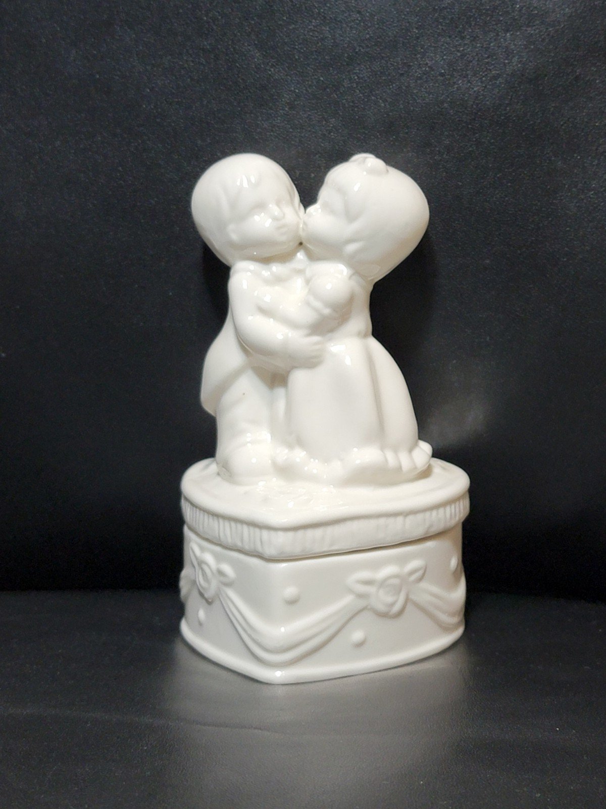 Vintage White Porcelain Heart Trinket Box Bride Groom Kissing Couple Cake Topper