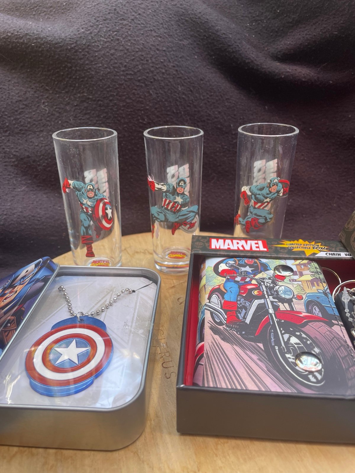 Marvel (Captain America 5 Piece Gift Set “2000’s) SM.Chain Wallet, ID Tag, Etc