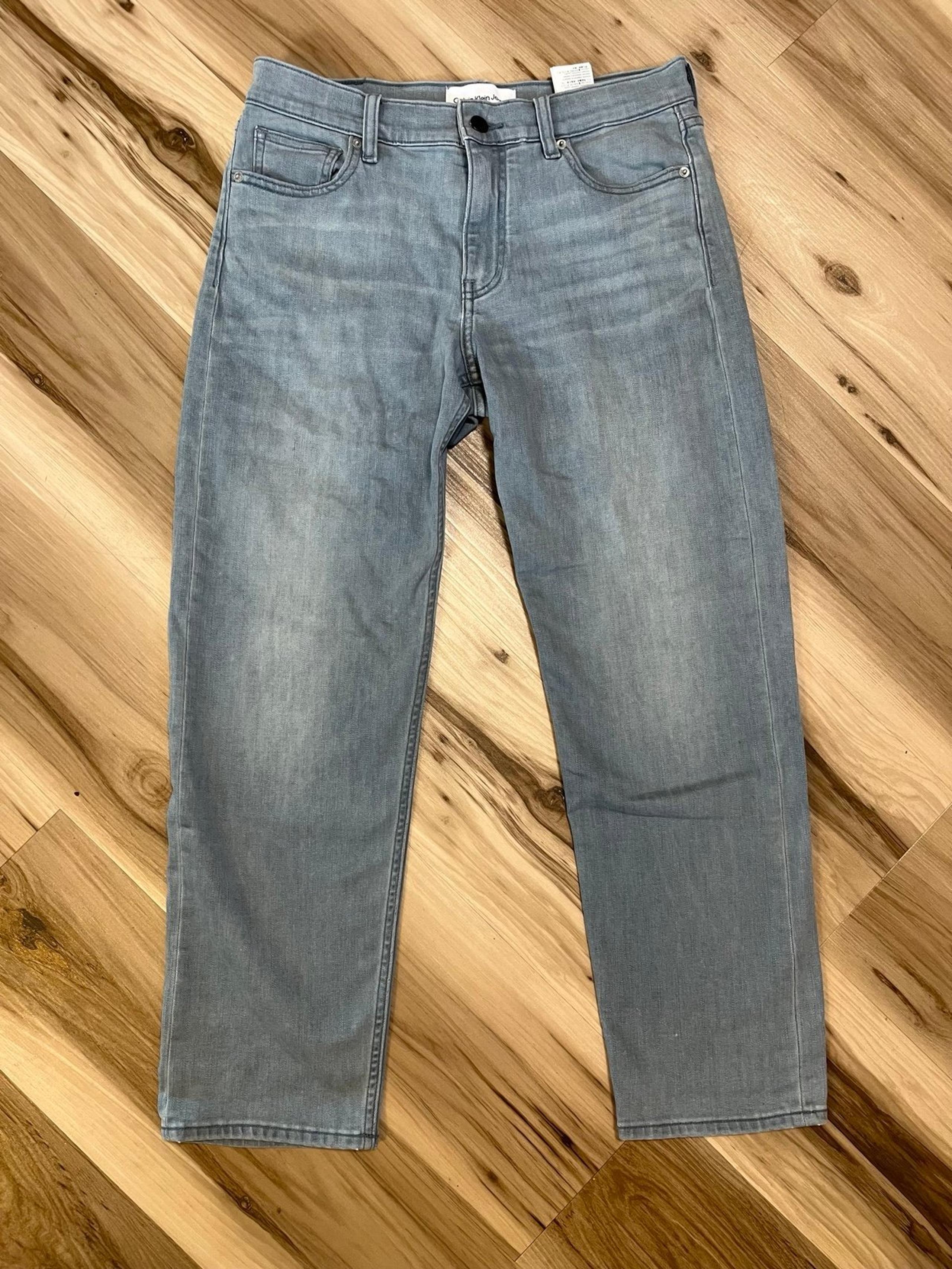 Calvin Klein Women Mid Rise Boyfriend Jeans Light CKJ061 (Actual 30x25) Short
