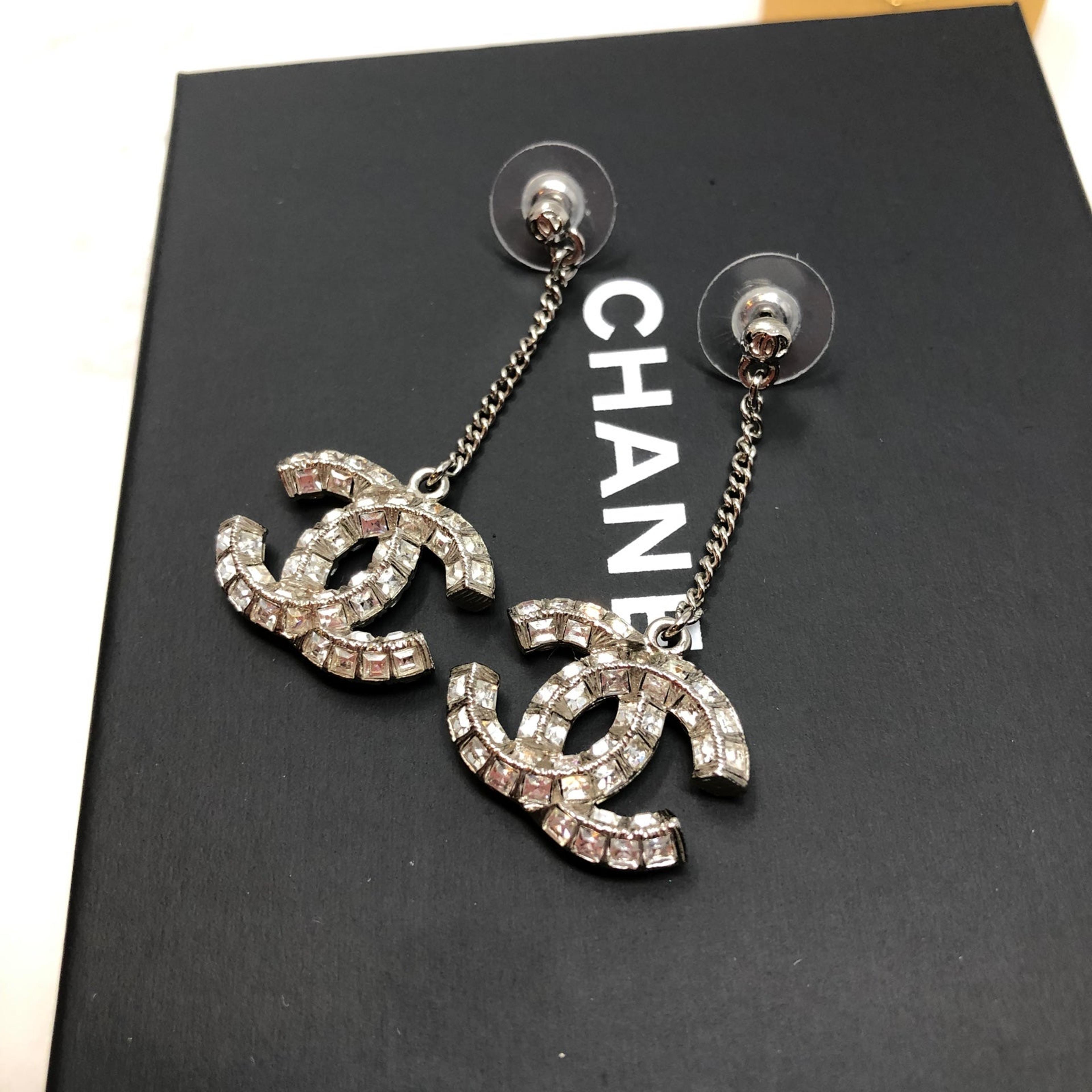 Chanel logo dangling earrings Outlet