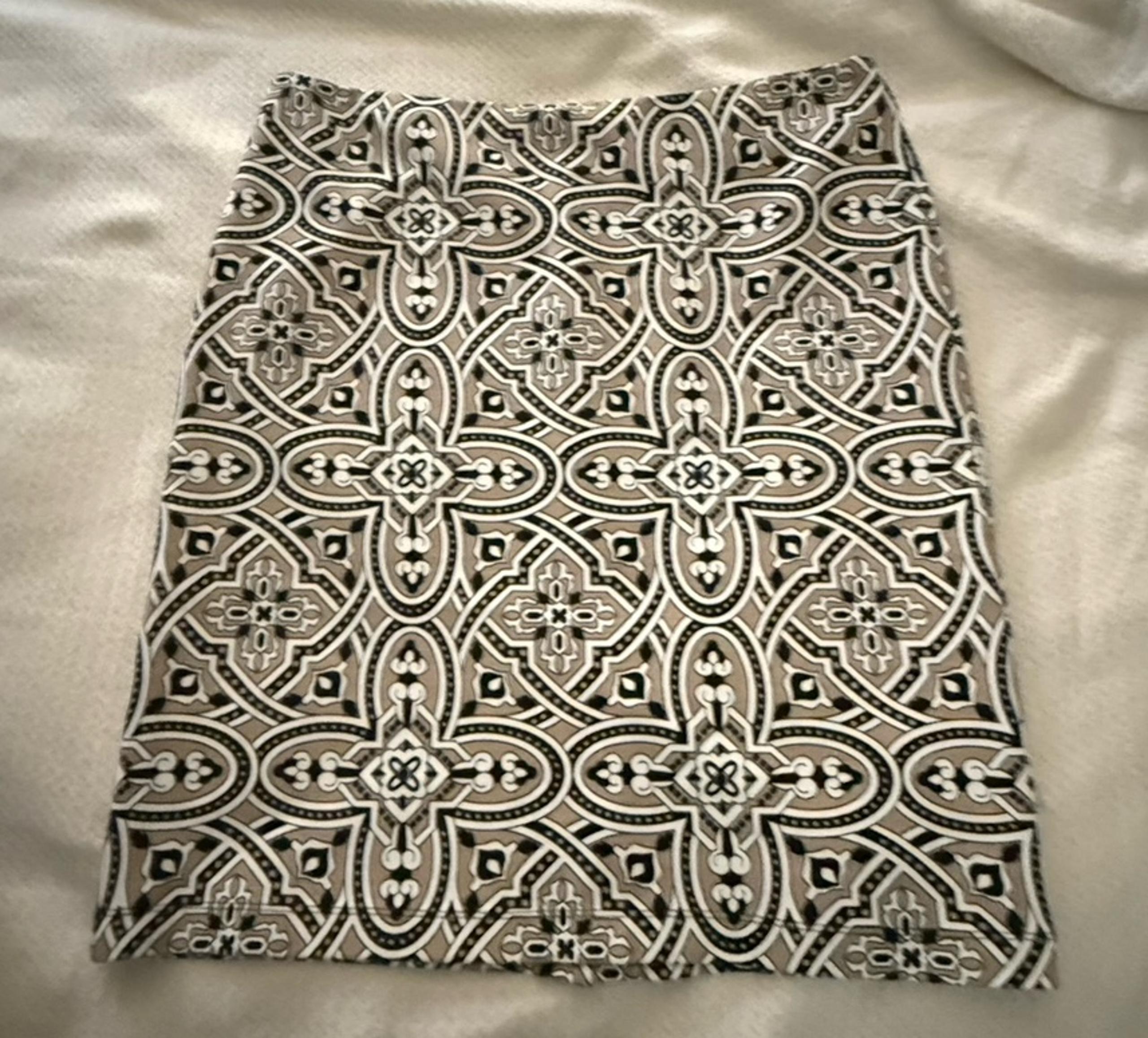 Geometric Pencil Skirt with stretch Size 8 office core work - J. McLaughlin