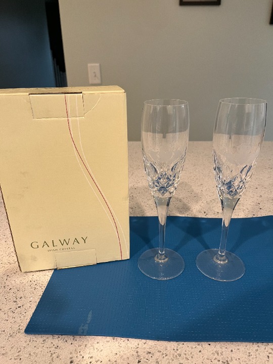 Galway Irish Crystal Champagne Flutes with claddagh (Set of 2)