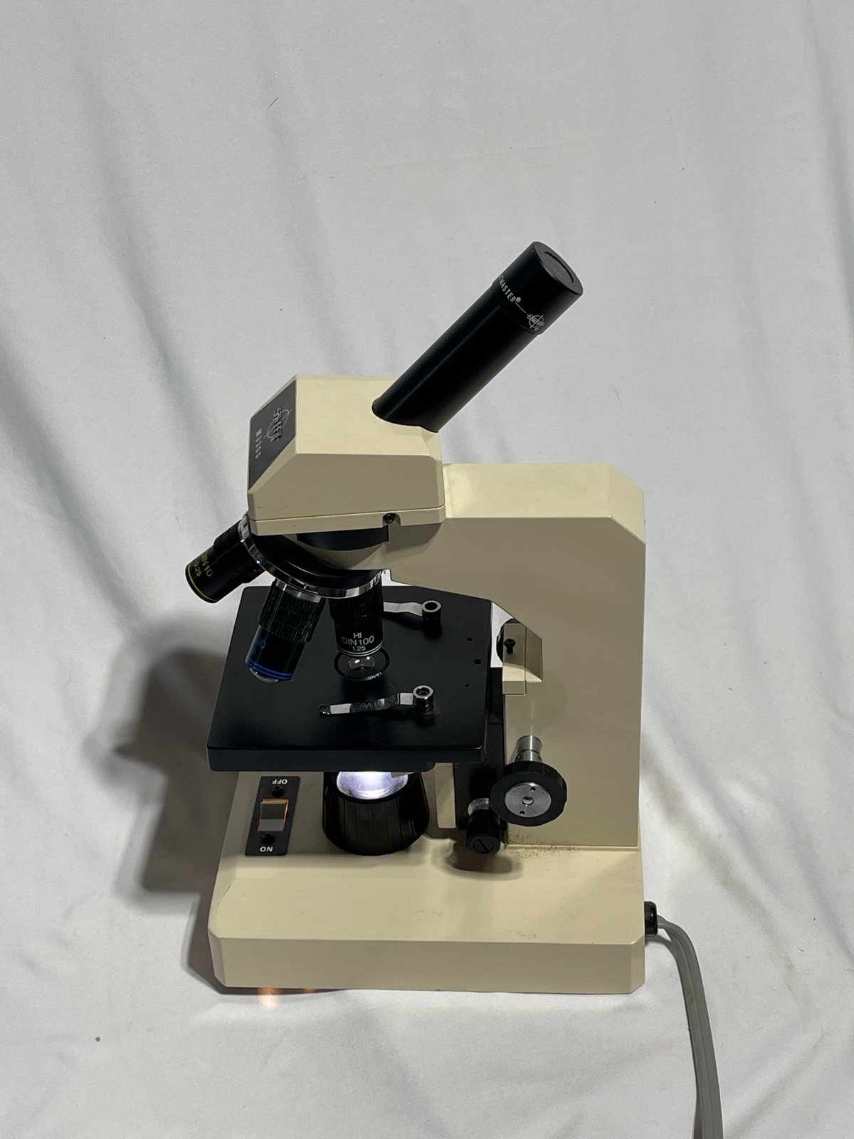 Swift M3200 microscope