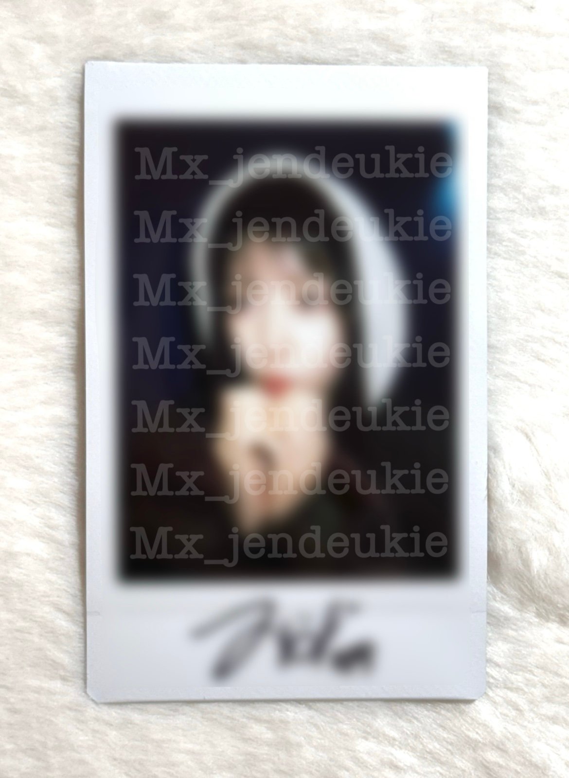 Nmixx Jiwoo disclosed signed Polaroid