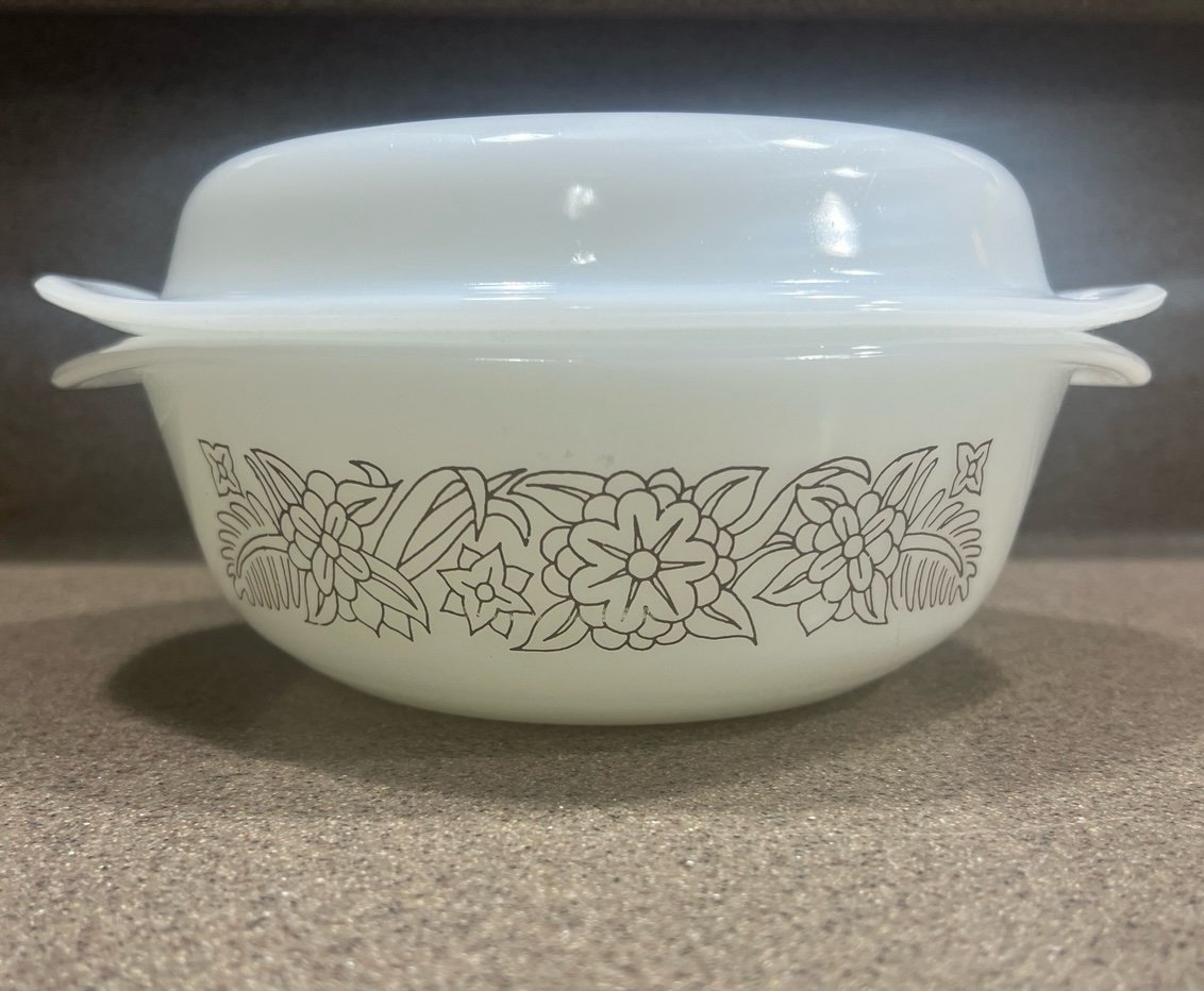 Rare Pyrex Agee Woodland Cob casserole