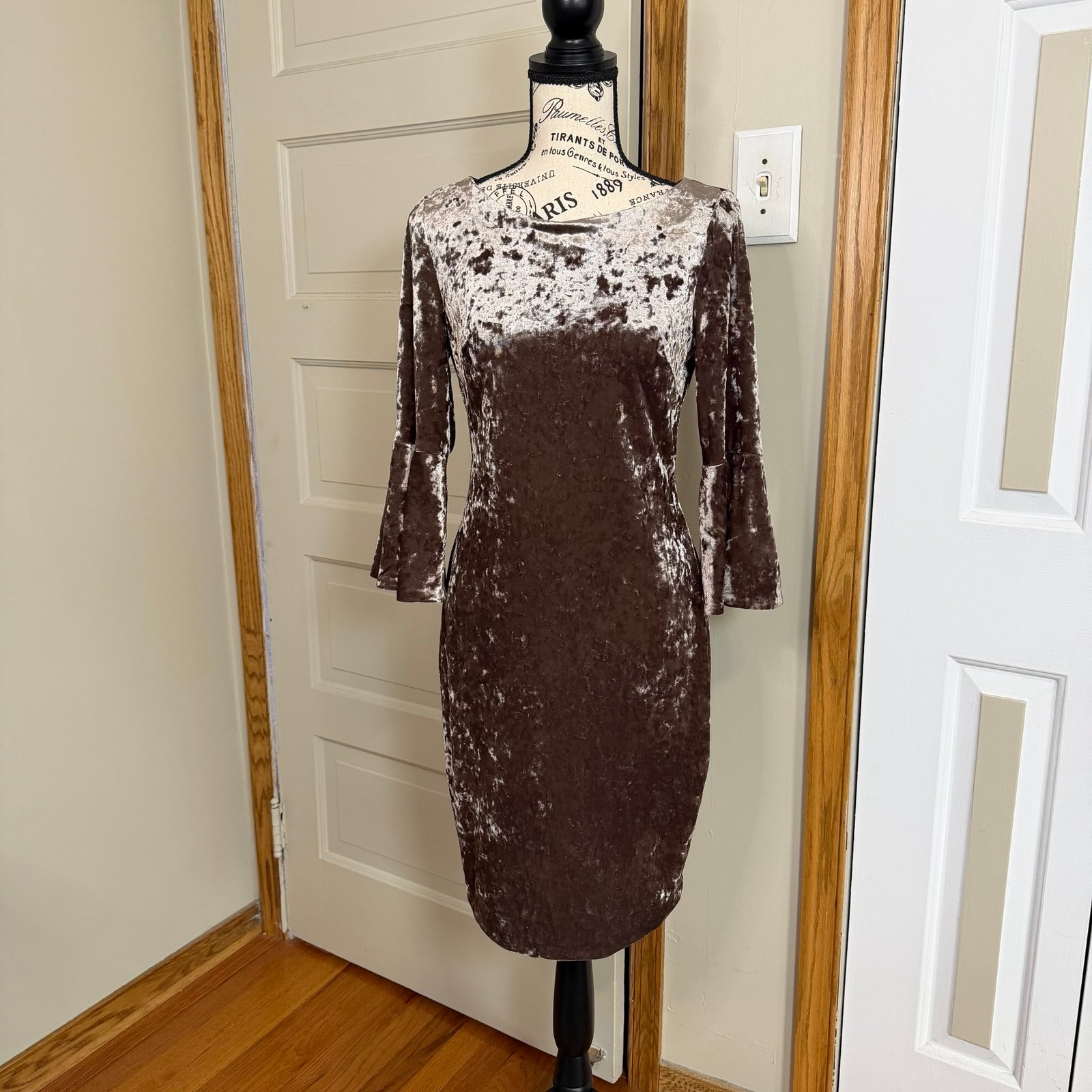 CALVIN KLEIN Women's 8P Taupe Crushed Velvet Bell Sleeve Sheath Dress EUC