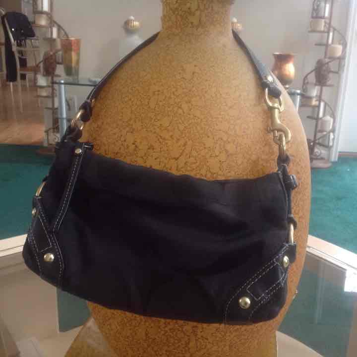 COACH SIGNATURE CLUTCH HANDBAG