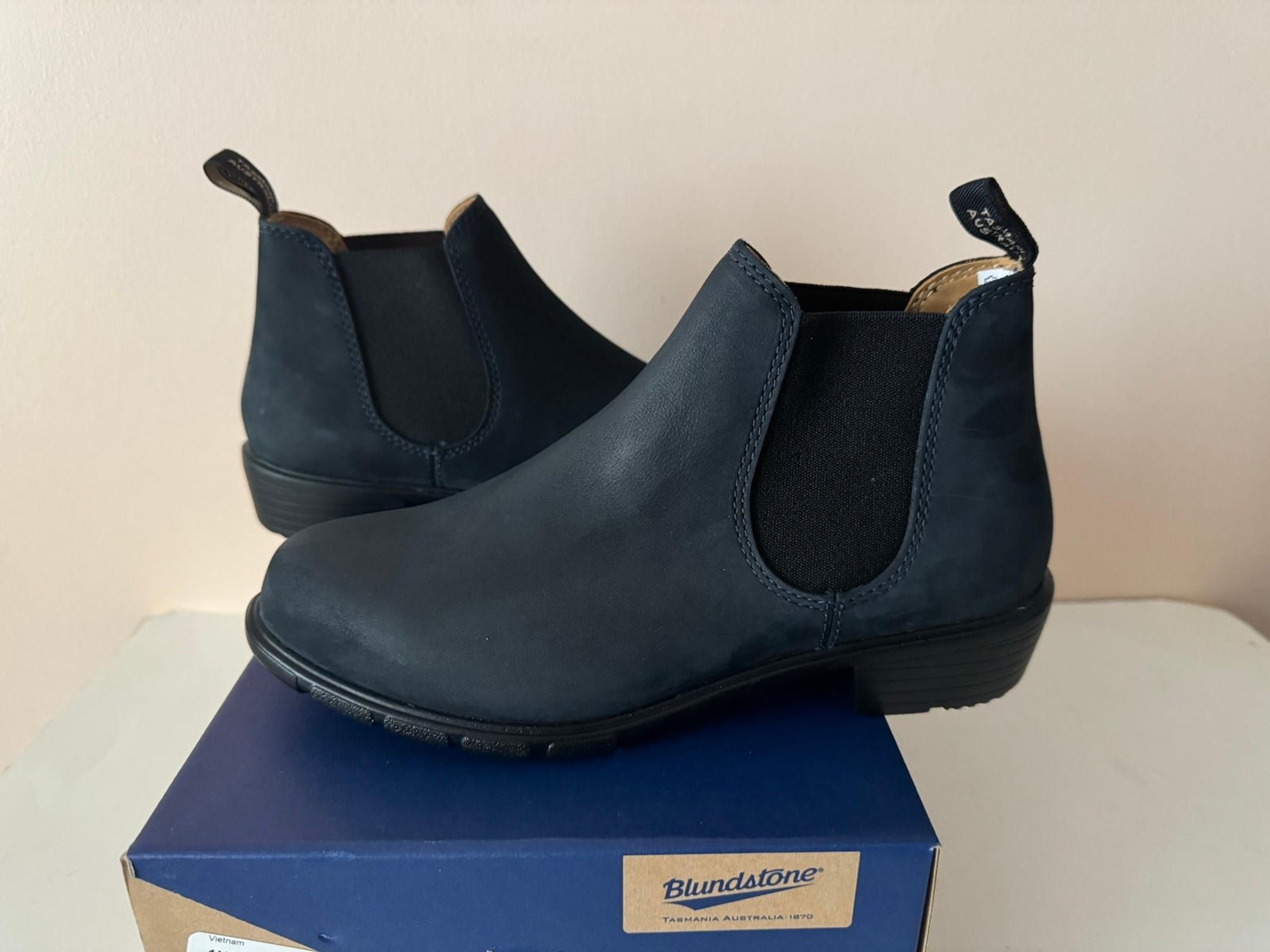 Blundstone Nubuck Ankle Chelsea Boots. 1975. Dress boot. Size: 7.5