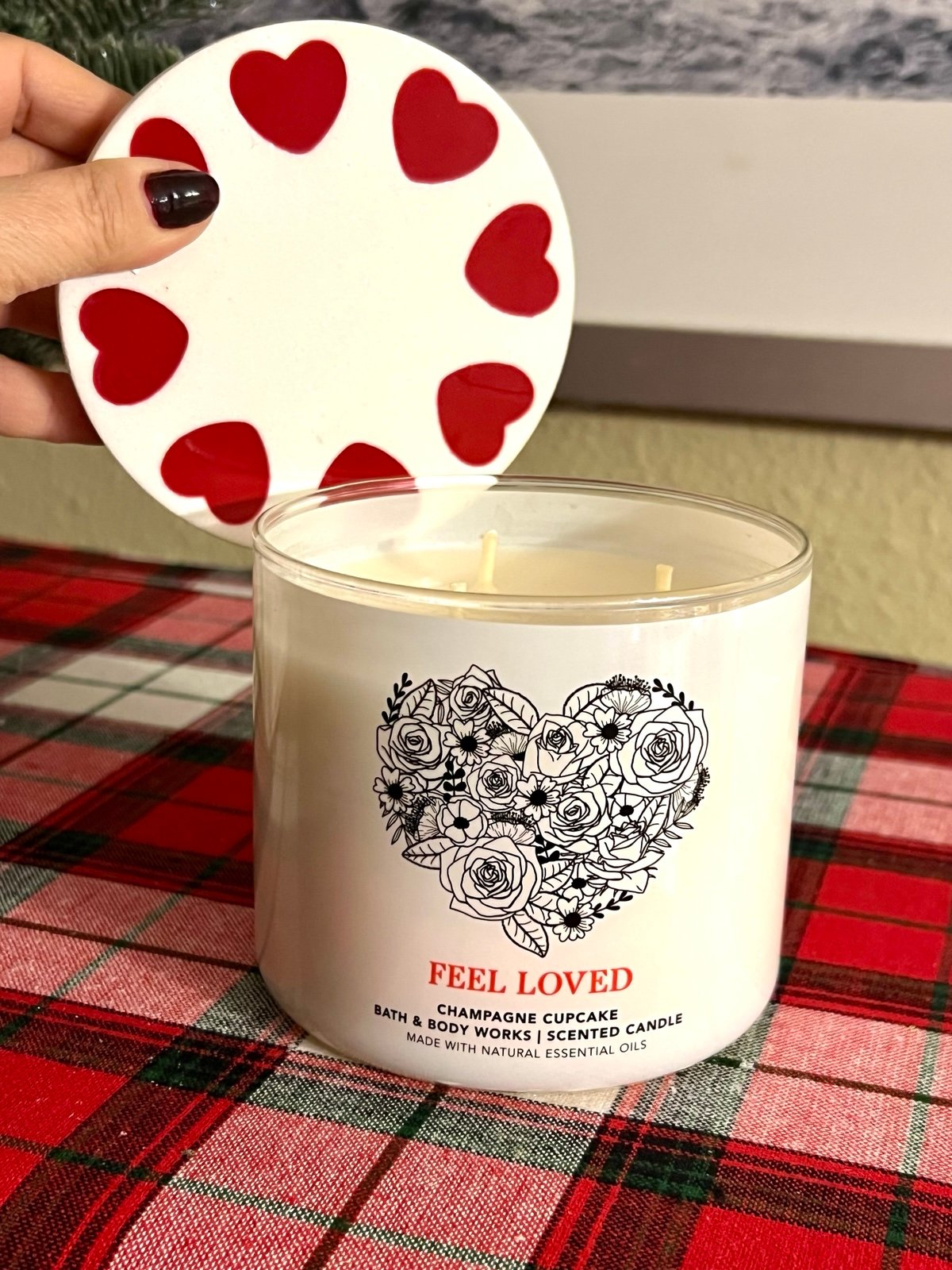 Bath and Body Works Valentine's Day Feel Loved Champagne Cupcake Candle