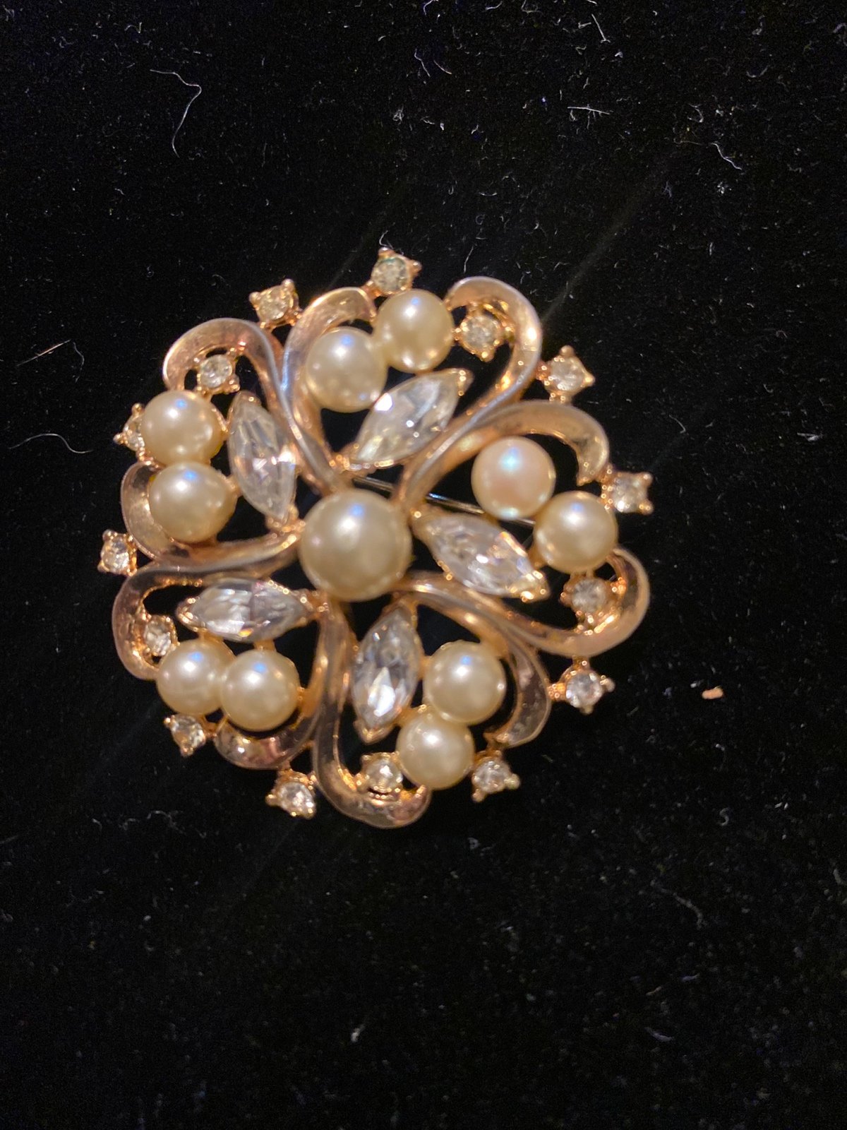 Vintage Crown Trifari Pat Pend Gold Tone Faux Pearl Rhinestone Circle Brooch