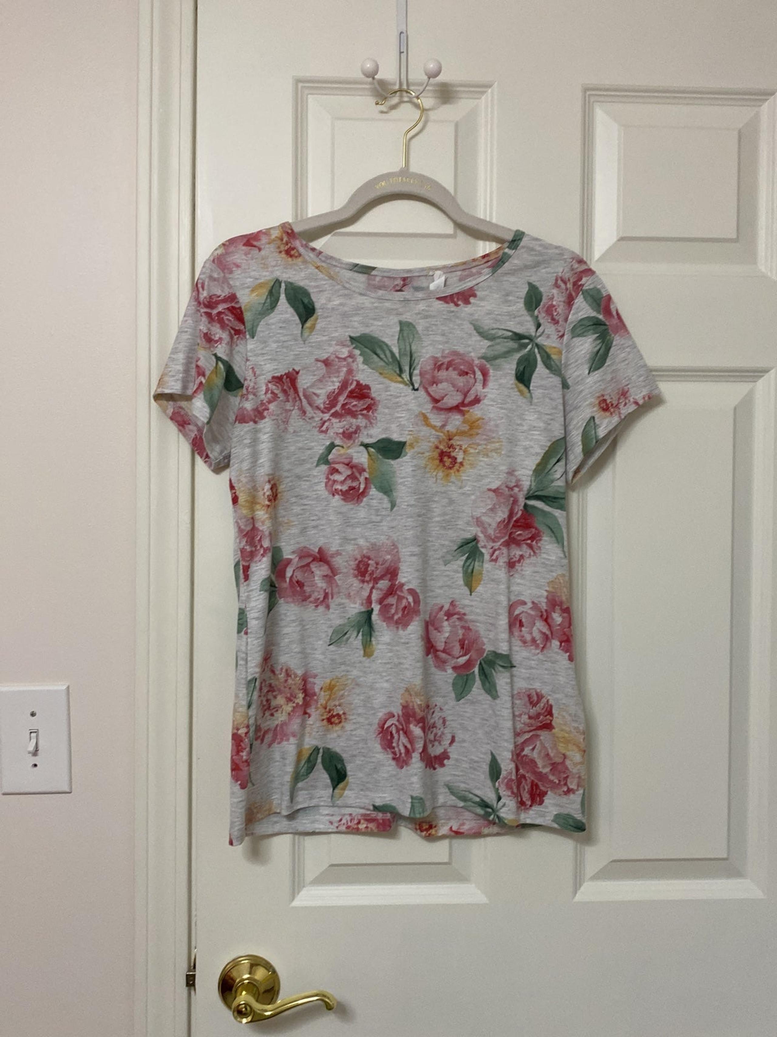 T-shirt keyhole in the back