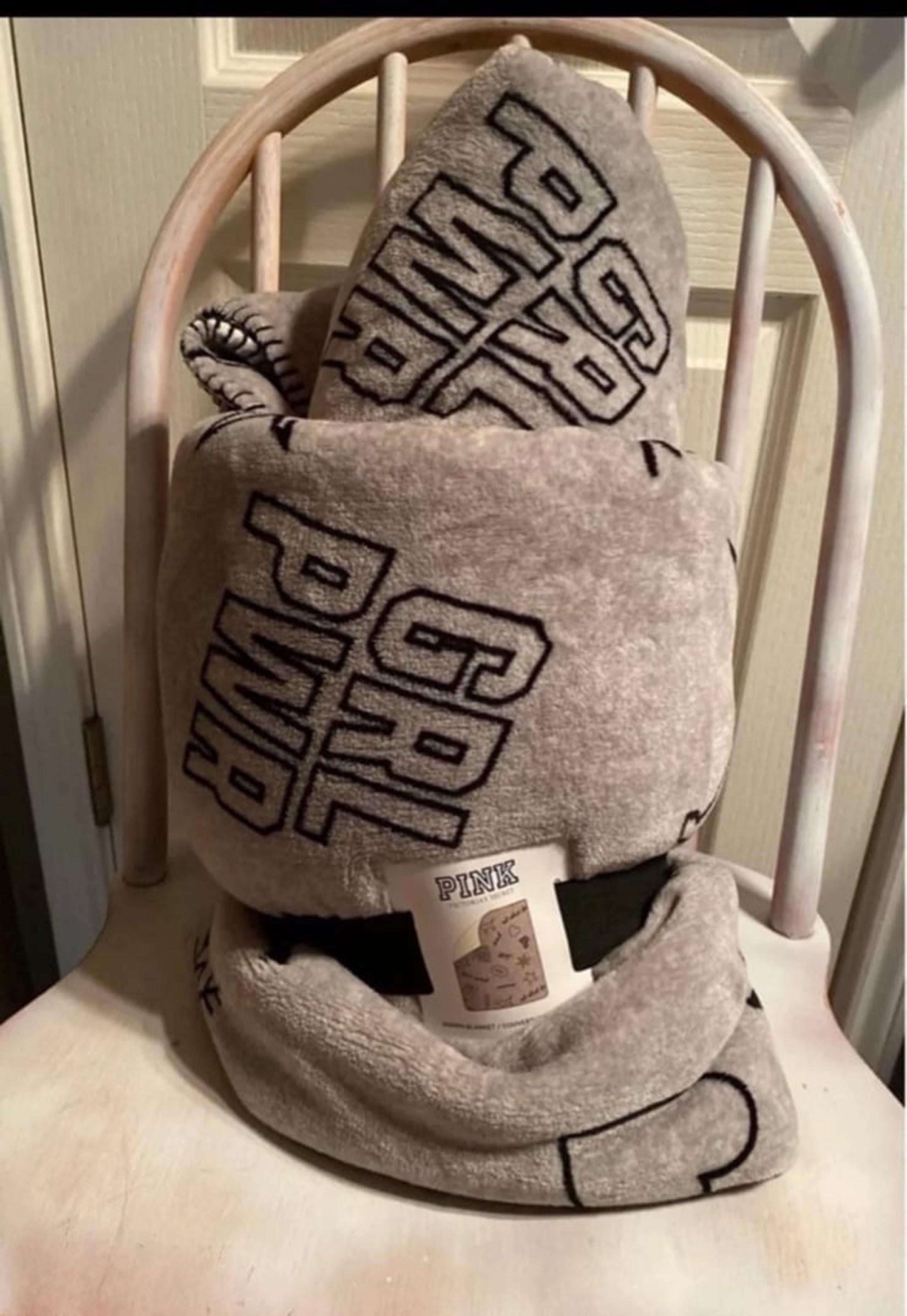 VS Victoria’s Secret Pink Sherpa Throw Blanket 2019.