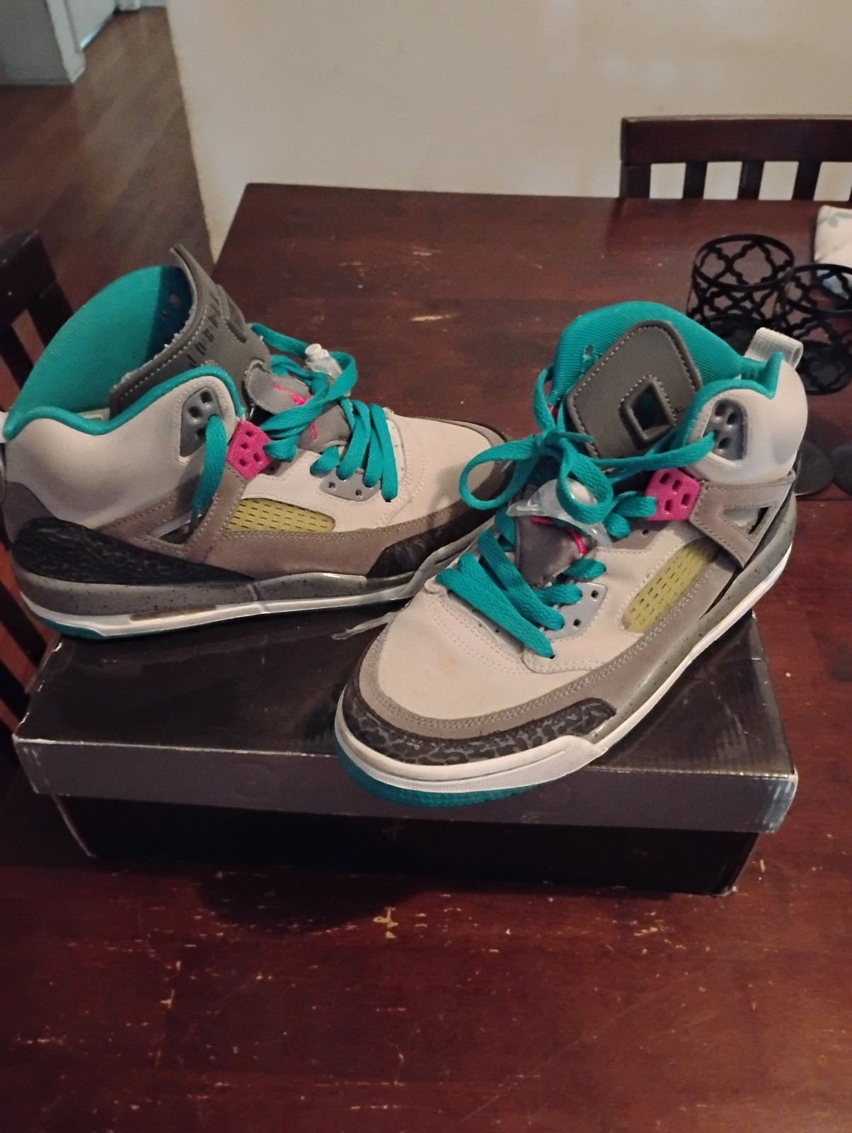 Air Jordans spizike size 6y