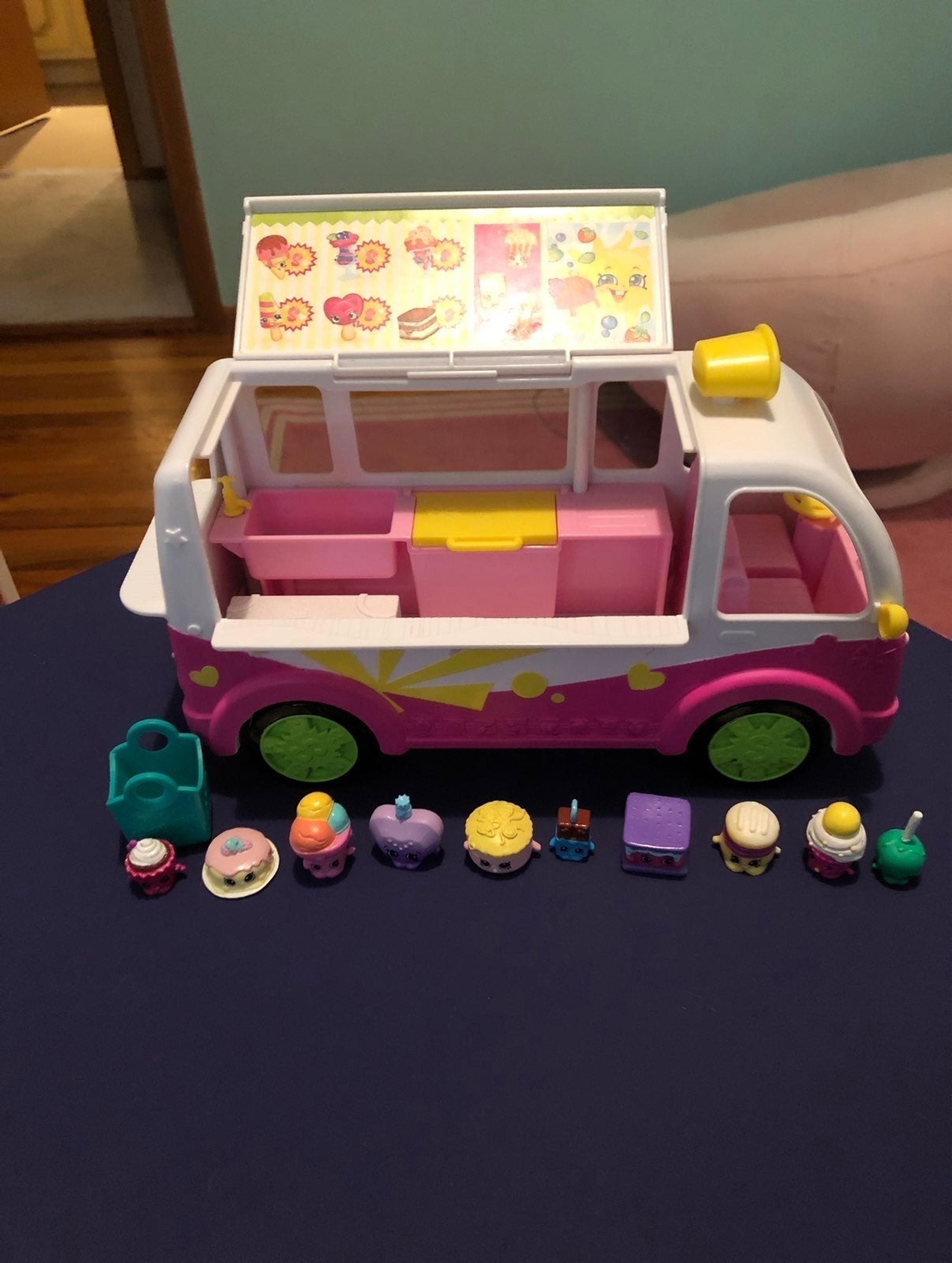 Shopkin Sweet Treat Bus with 10 shopkins