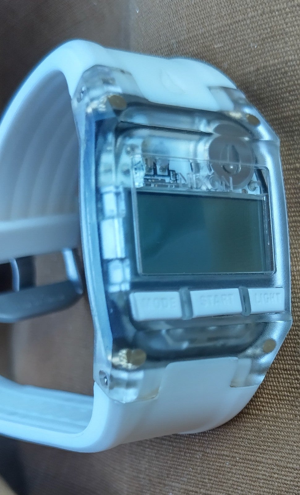 Nixon lay online low watch
