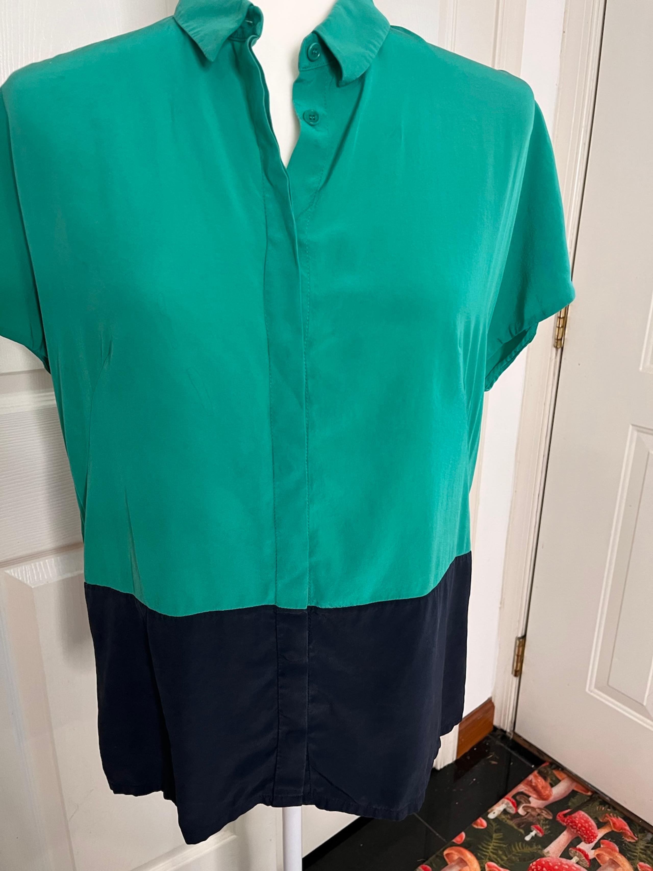 Akris punto women’s green blouse  size 8 # 263