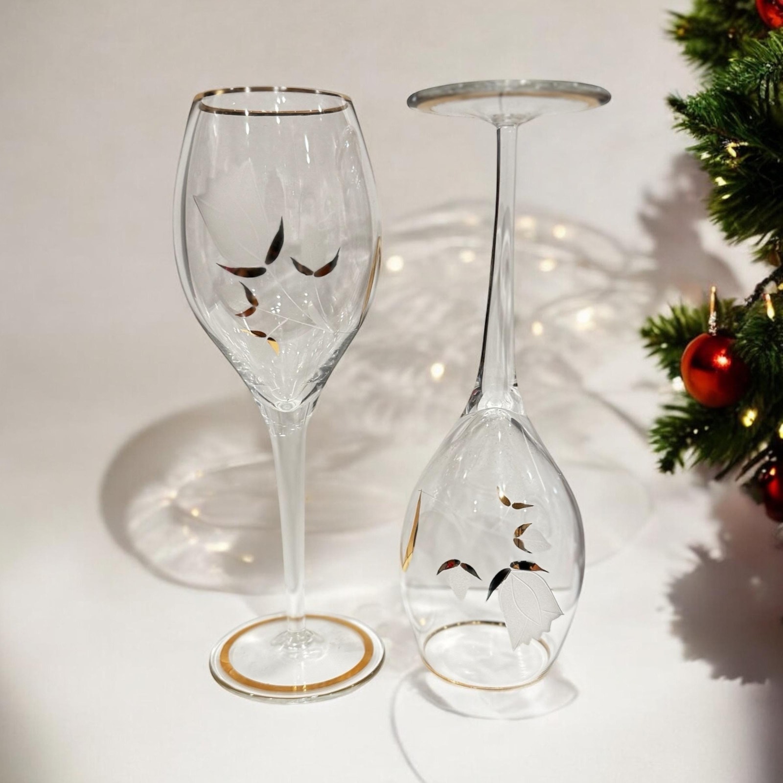 set of 2 1960’s etched tulip design wine glasses with gold detailing
