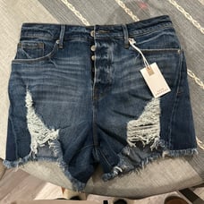Good American bombshell Jean short