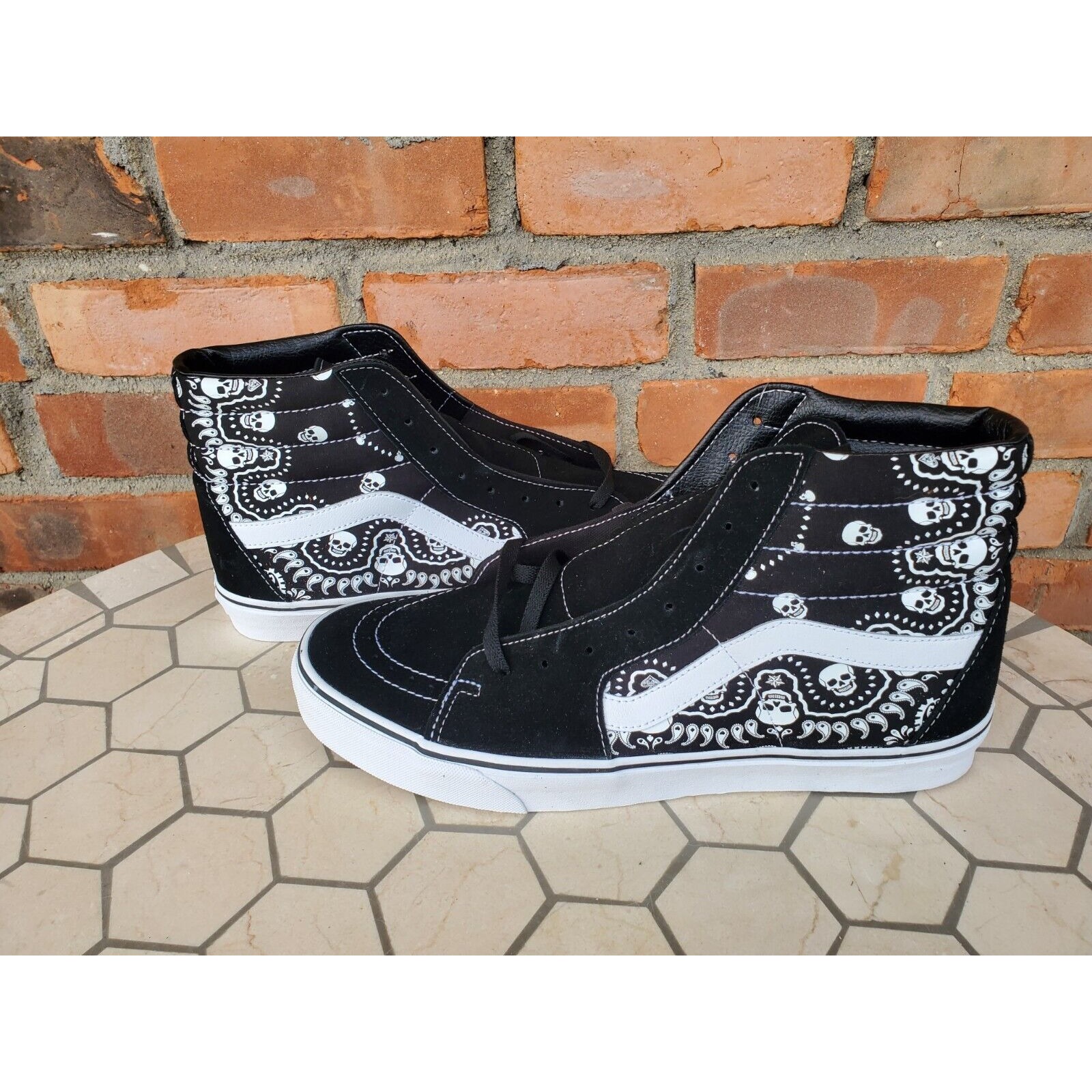 Vans Sk8-Hi Bandana Black True White Size US 9.5 Men New Skulls Sneakers