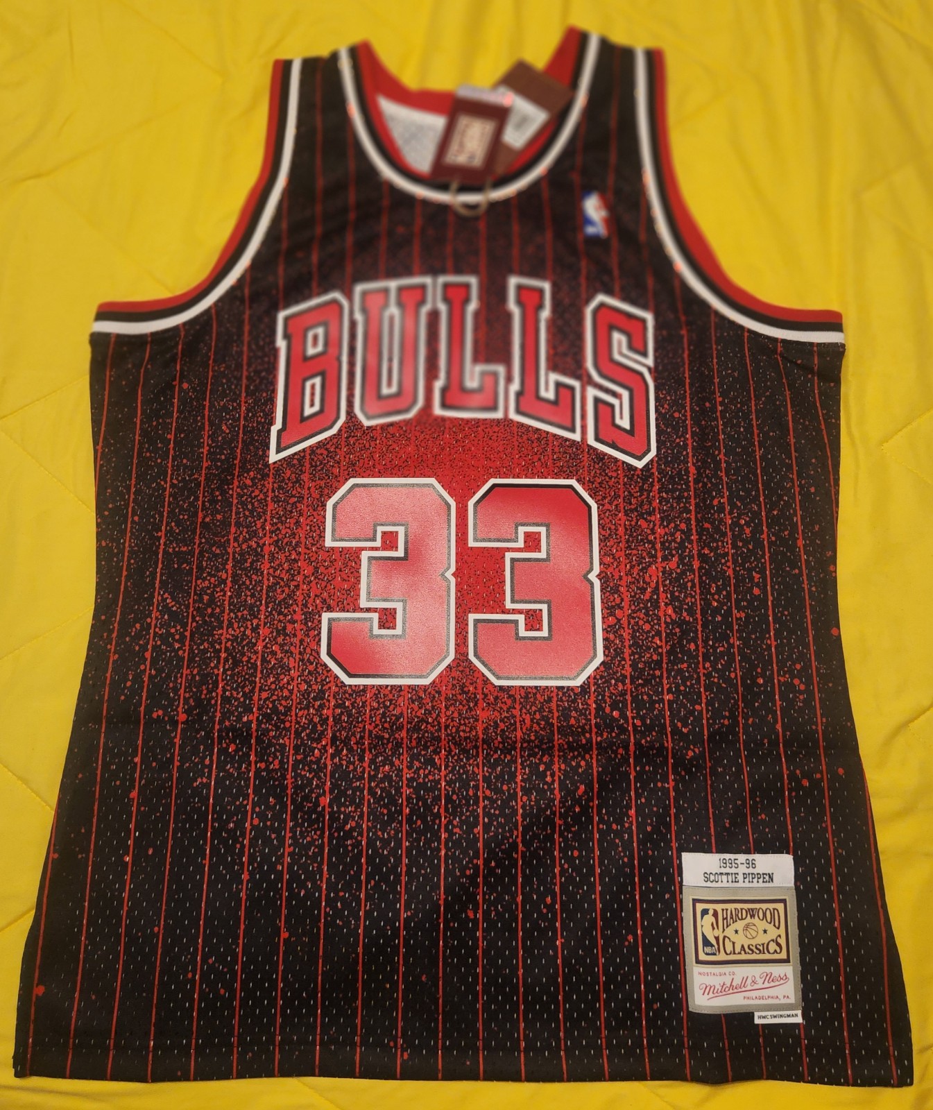 Mitchell & Ness Chicago Bulls Scottie Pippen Spray Paint 95-96 Hardwood Jersey L
