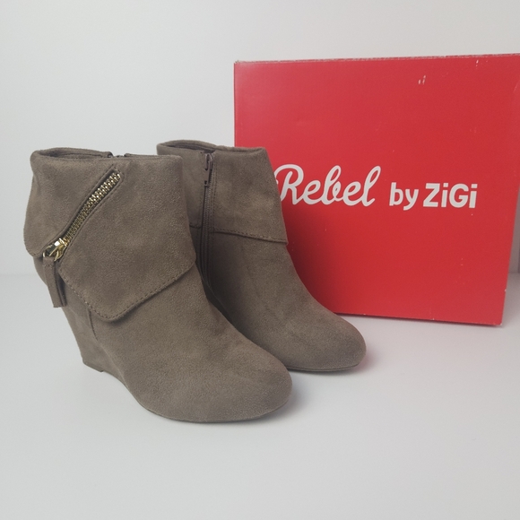 Rebel by ZiGi Taupe Wedge Ankle Boots Gold Zipper Detail Flax Suede 7.5 With Box