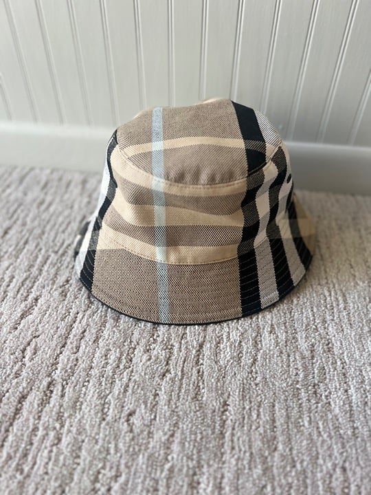 Burberry Bucket Hat Size L
