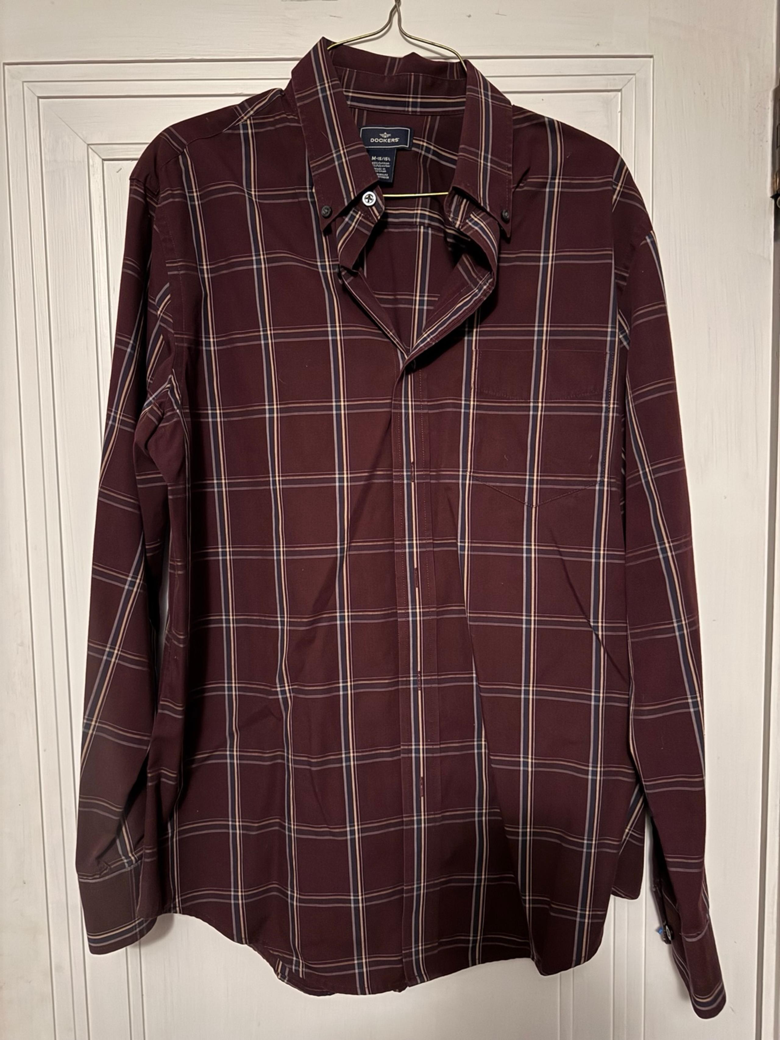 Dockers long sleeve button down shirt in men’s size medium