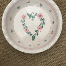 Valentine NWOT handmade 10” pie plate with heart sweet pea center