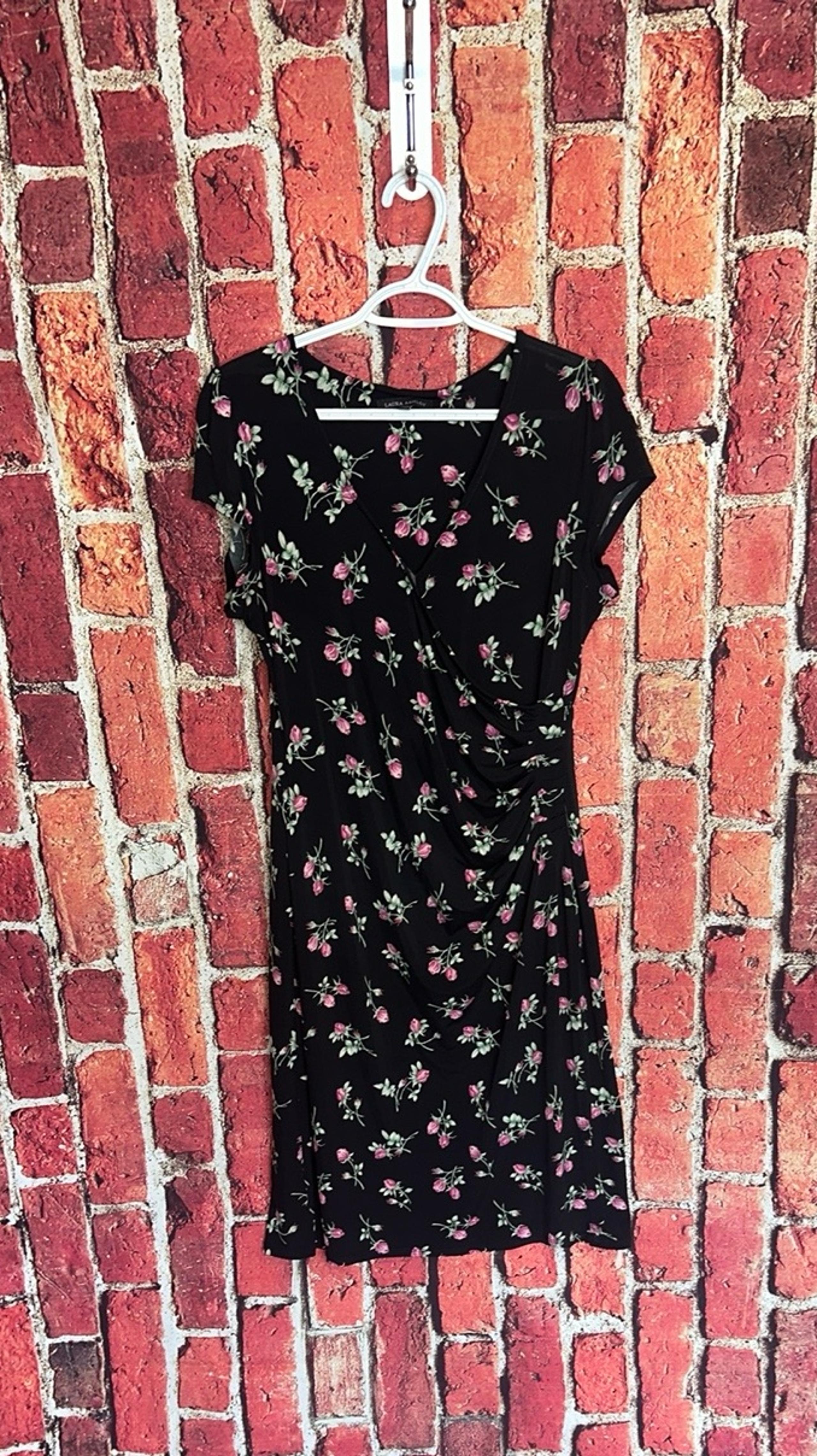 Laura Ashley women  Floral mini  V-Neck Dress size 10 rare