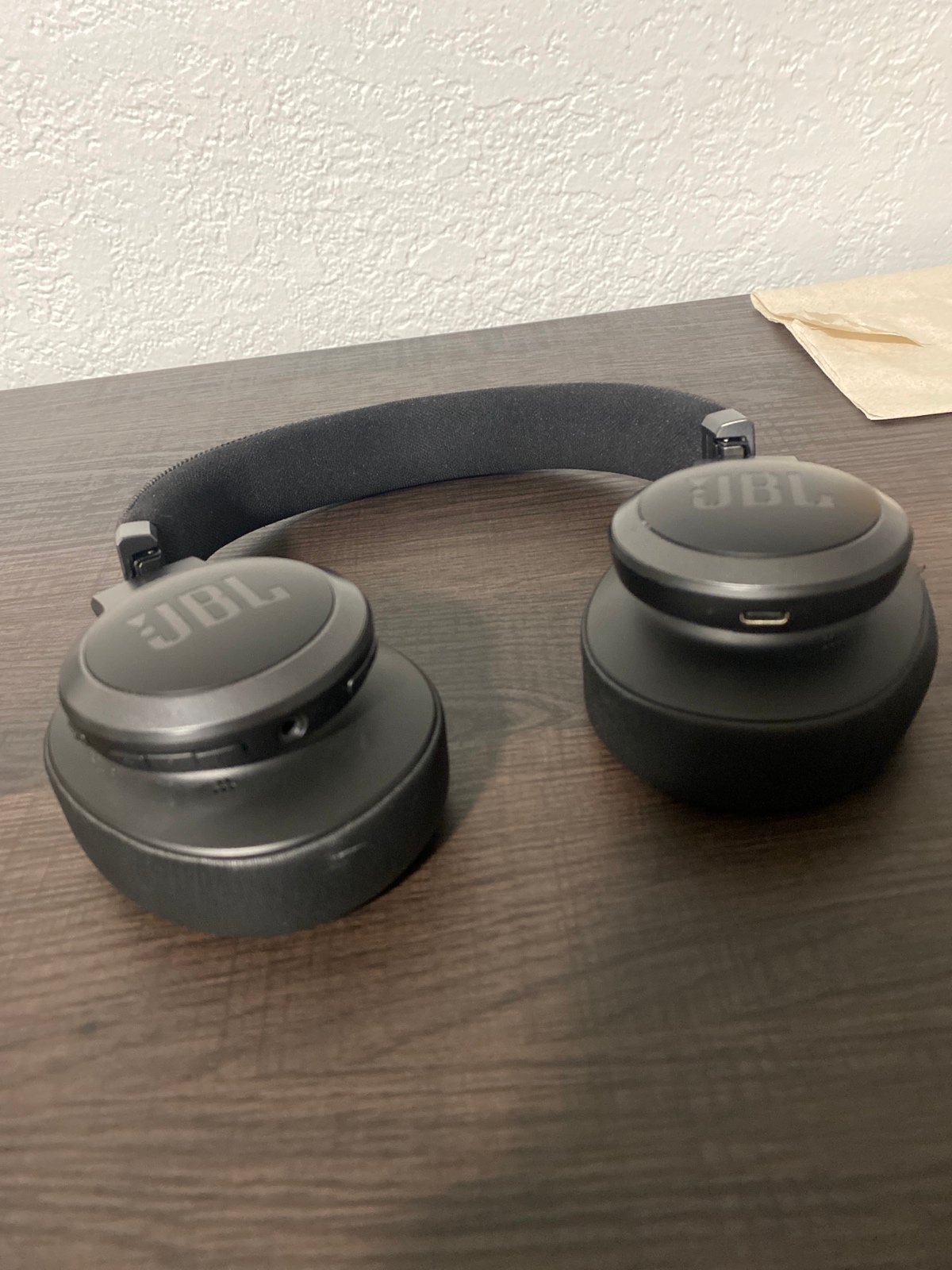 Jbl live 770nc headphones