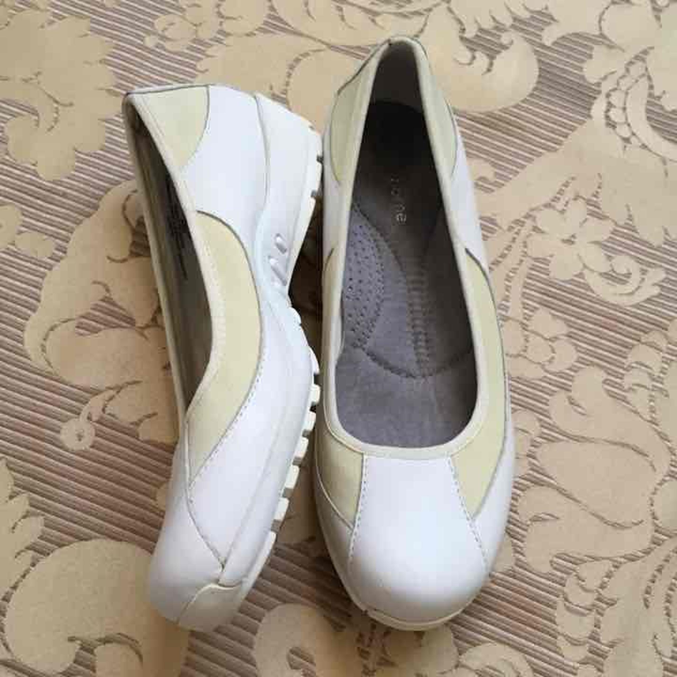New Liz Claiborne Wedge Leather shoes
