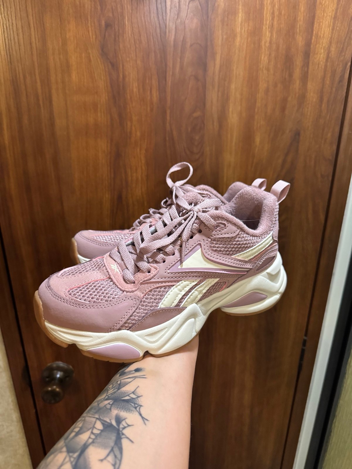Tennis shoes