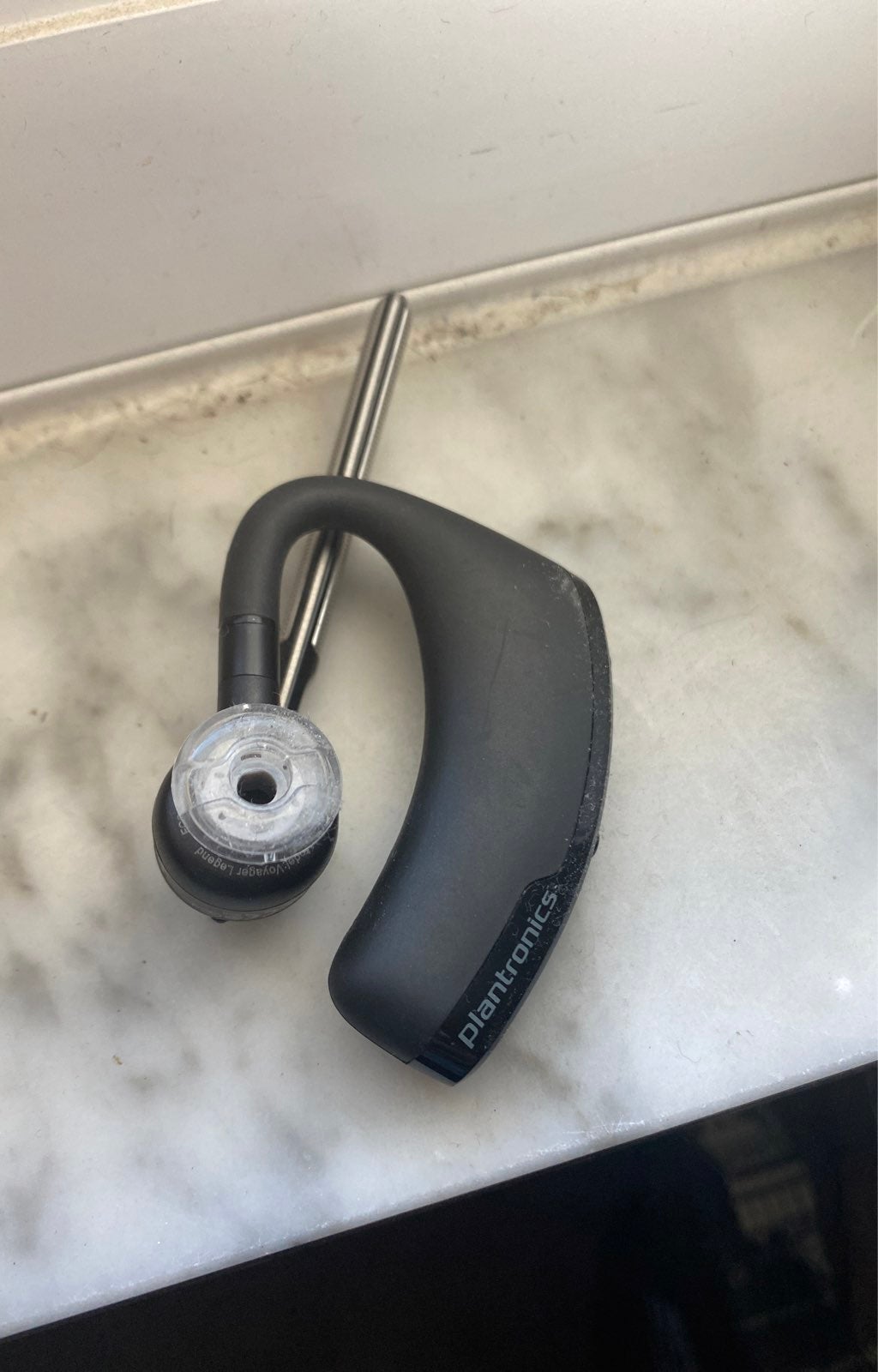 Voyager plantronics hands free headset.