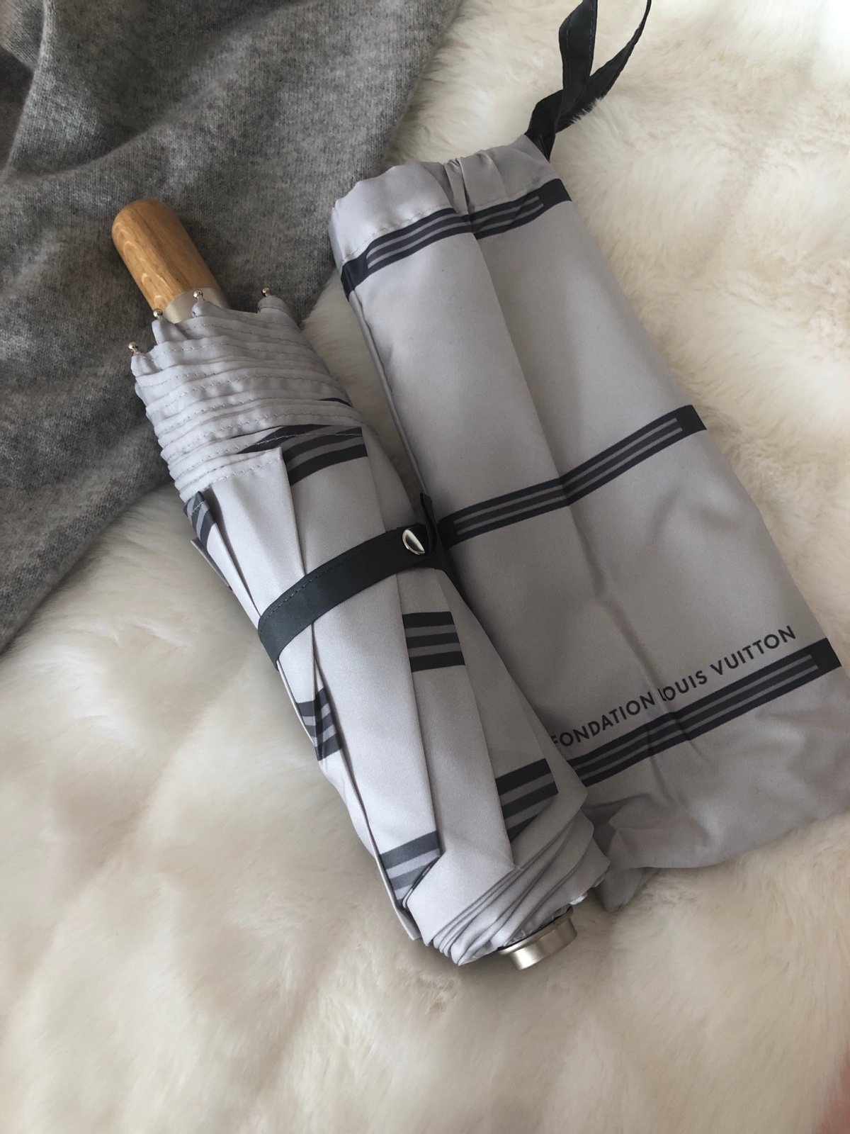 New RARE Fondation Louis Vuitton Gray umbrella folding