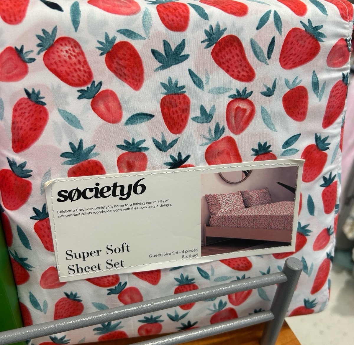 Strawberry sheet queen nwt