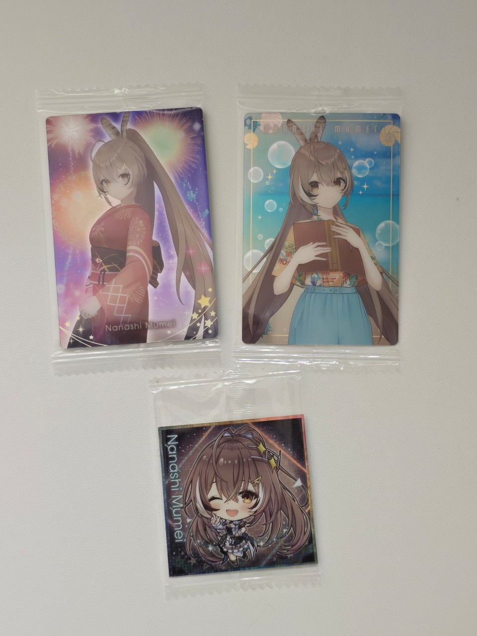 Hololive En Promise Nanashi Mumei wafer card and itajaga sticker