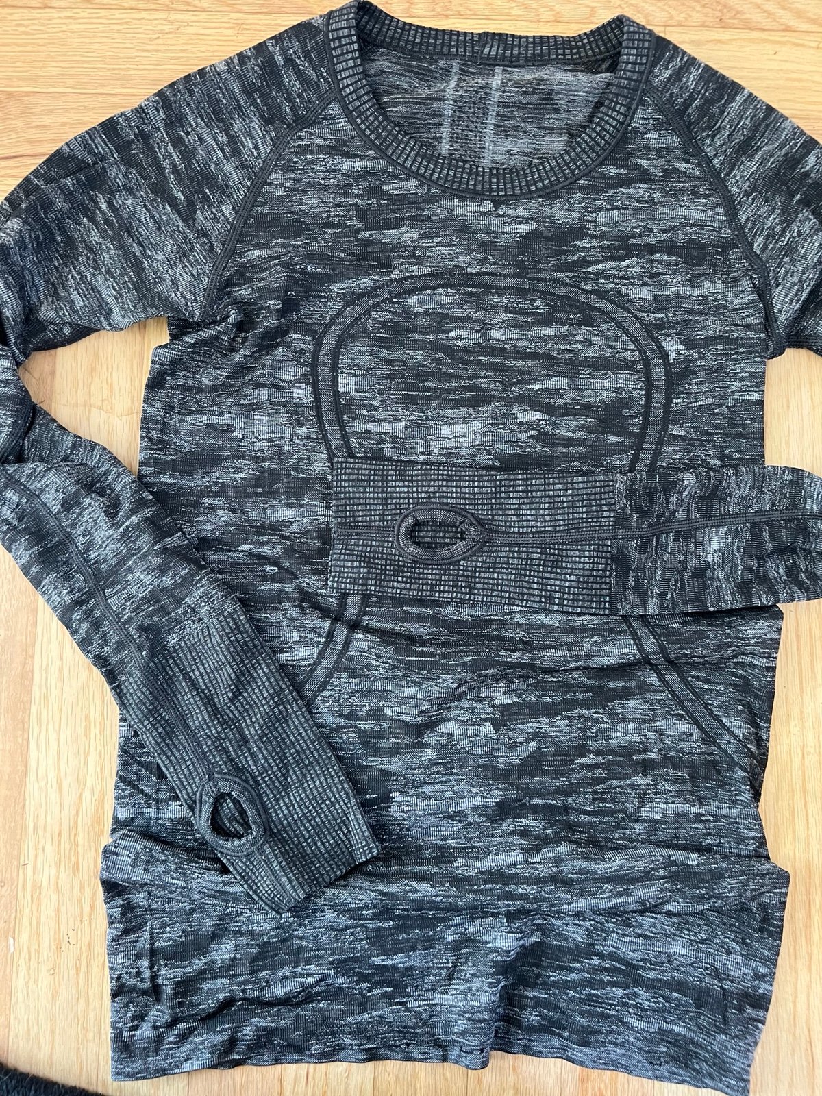 Lululemon run swiftly gray long sleeve size 4