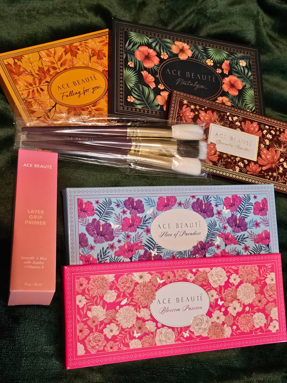 Ace Beaute Bundle - 5 Palettes, 3pc Brush Set & Primer