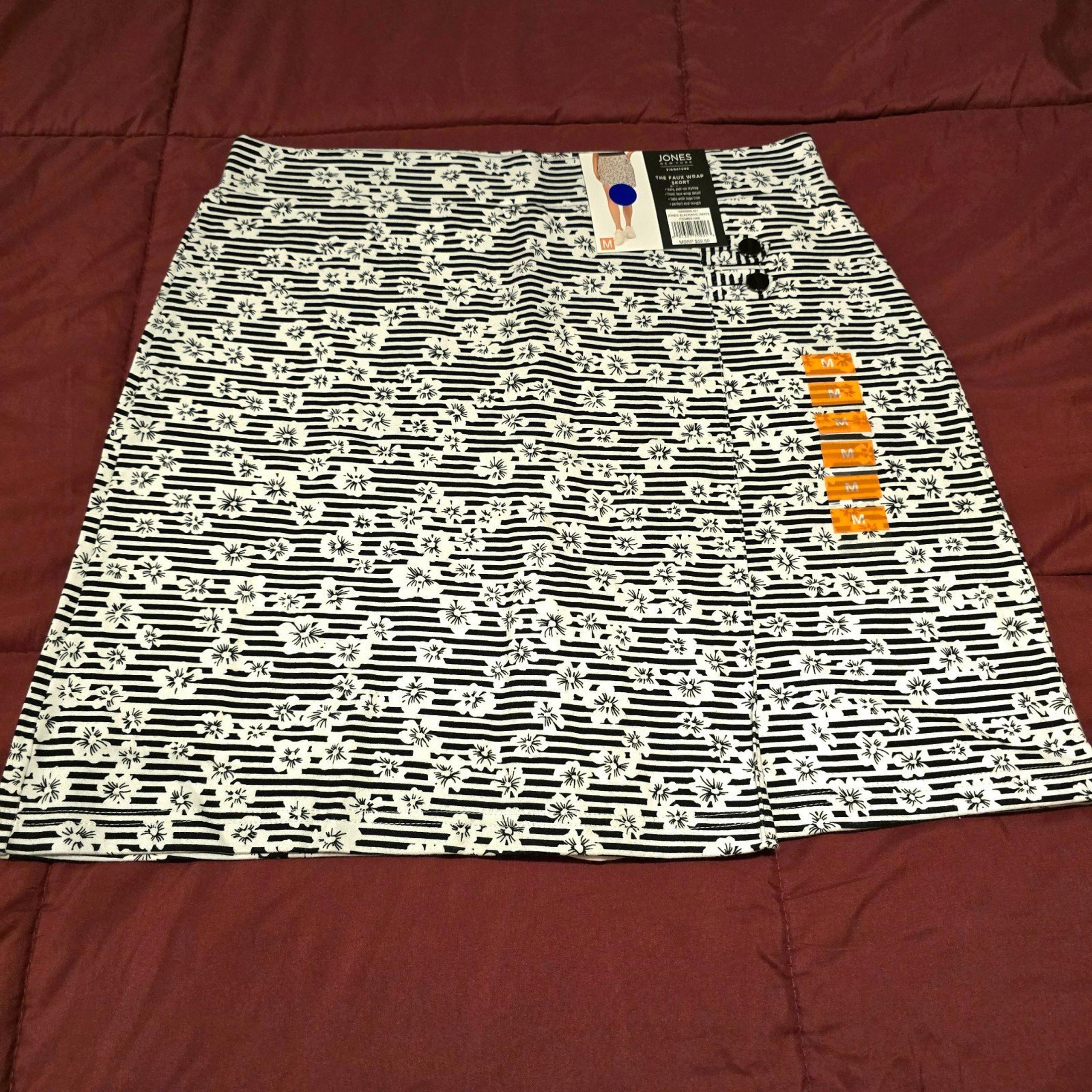 NWT Jones New York Women's Faux Wrap Floral Skort Black & White Size Medium