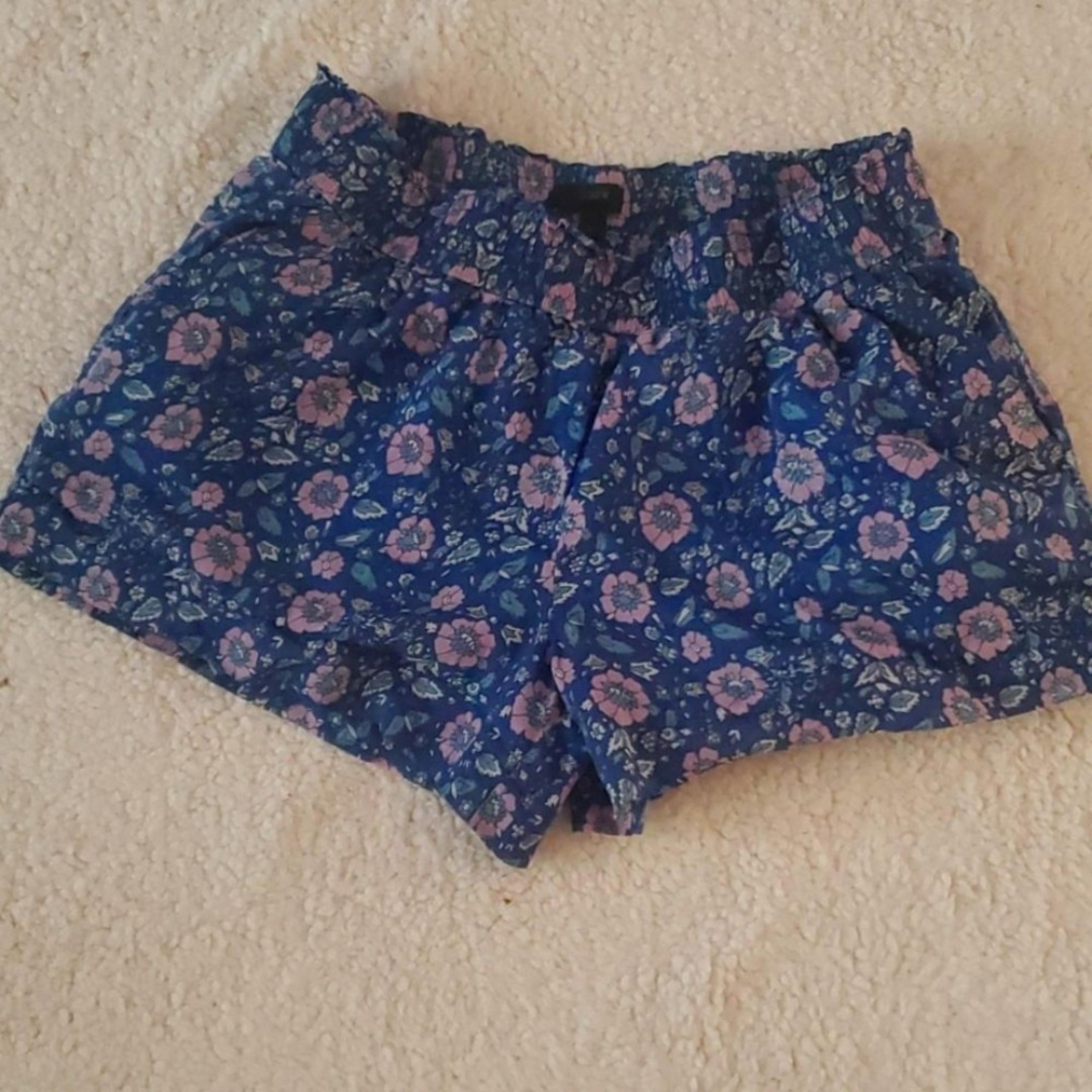 Women J. Crew pink purple and  blue flowers pull on shorts size S with cotton