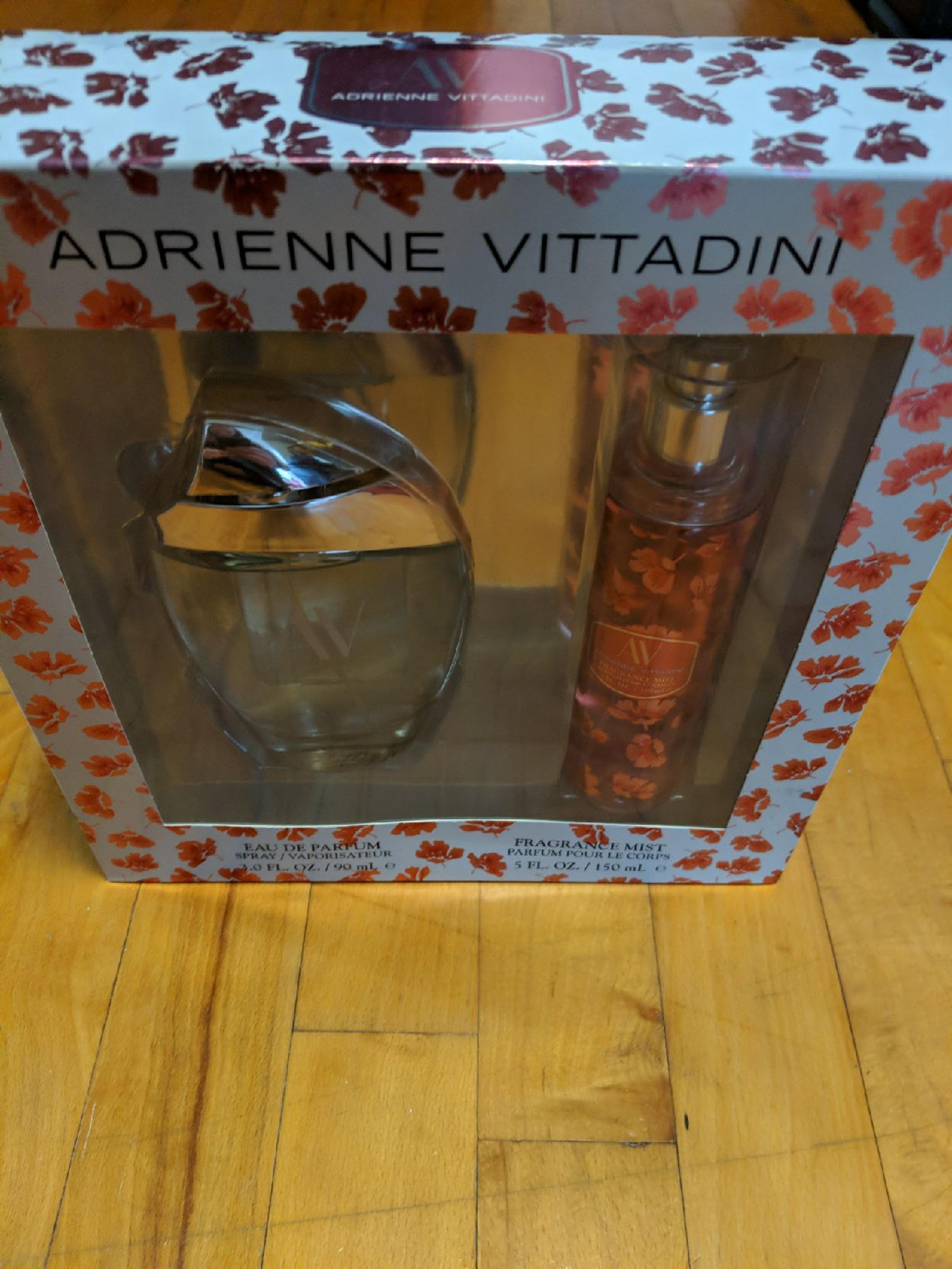 Adrienne Vittadini Women's 2 piece perfume set