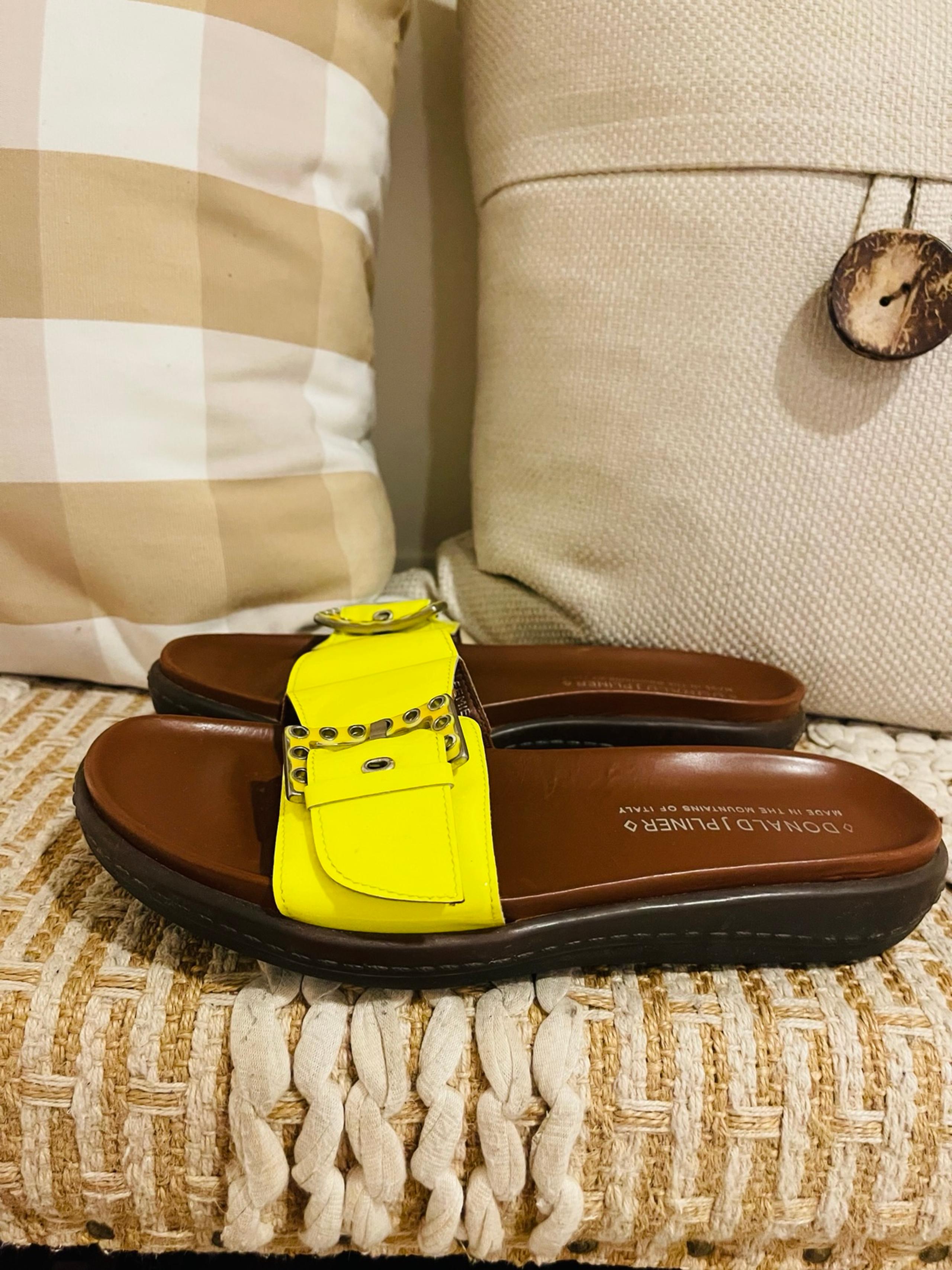 Women’s Donald J Pliner Femie Slip On Sandals Size 8