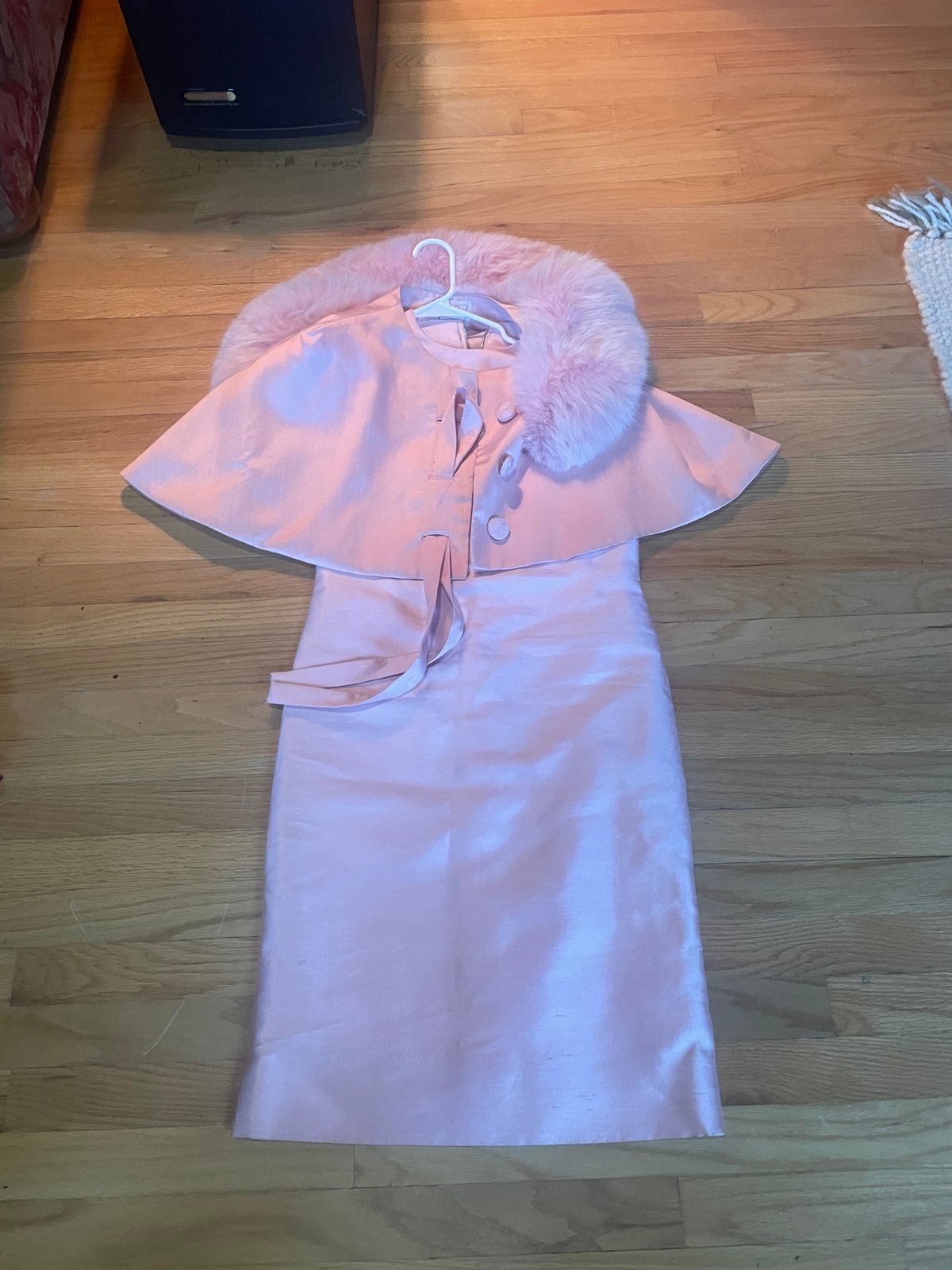 Beautiful vintage baby pink dress with fur collar  women’s size 8