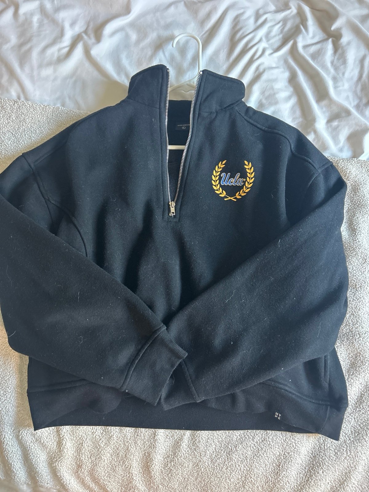 Hoodies & Sweatshirt in Black