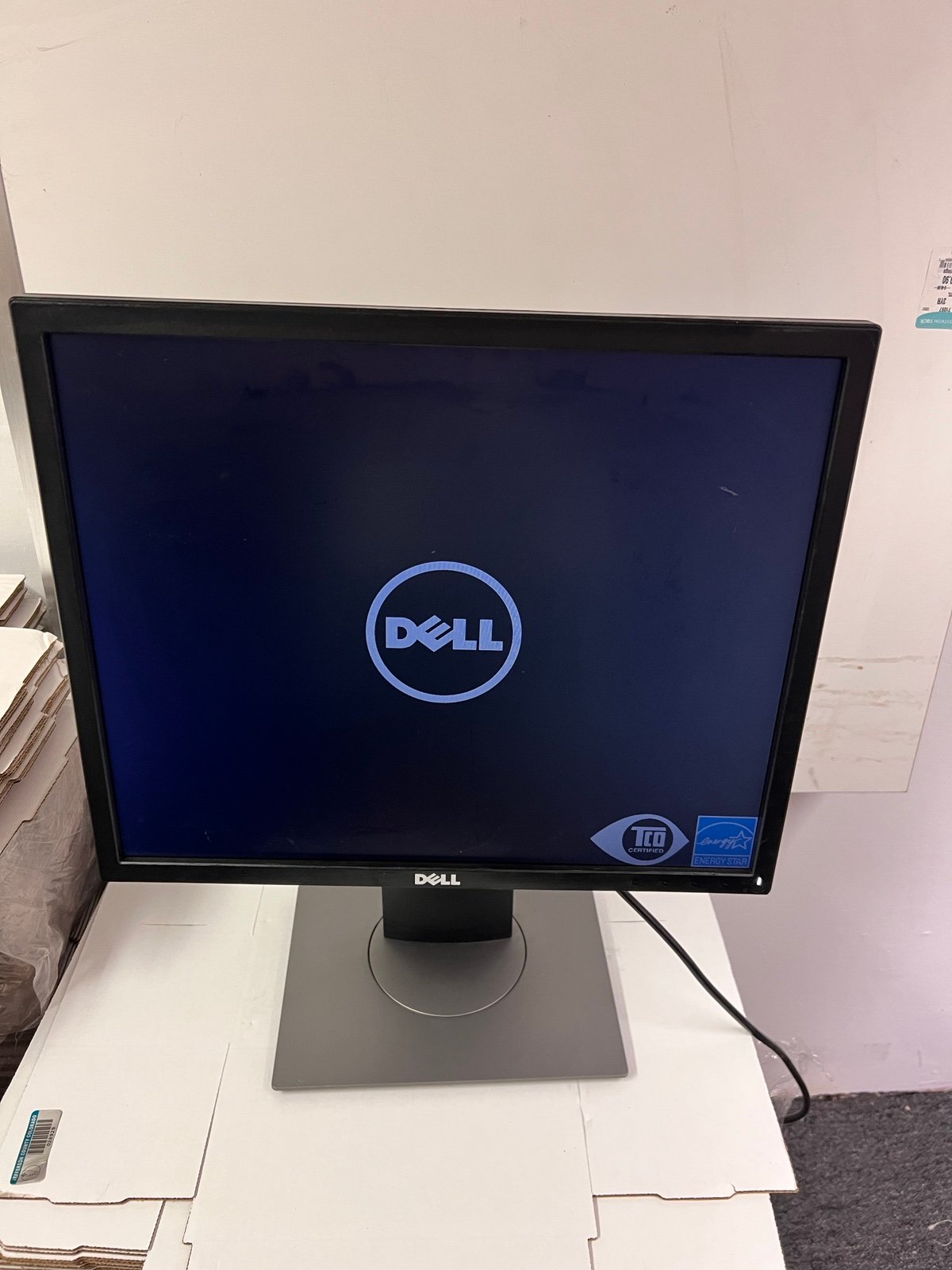 Dell Professional P1917S 19” SXGA 1280 x 1024 Scratch On Right Side See Picture