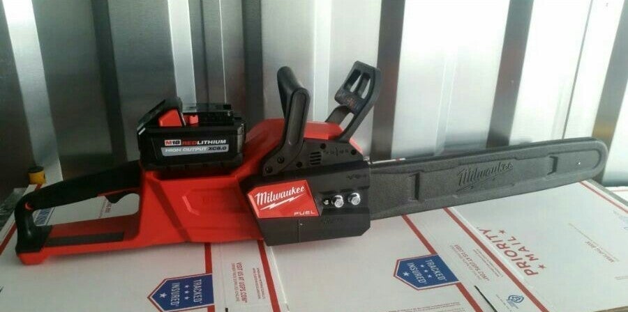 Milwaukee M18 FUEL chainsaw + XC8.0 high output ba