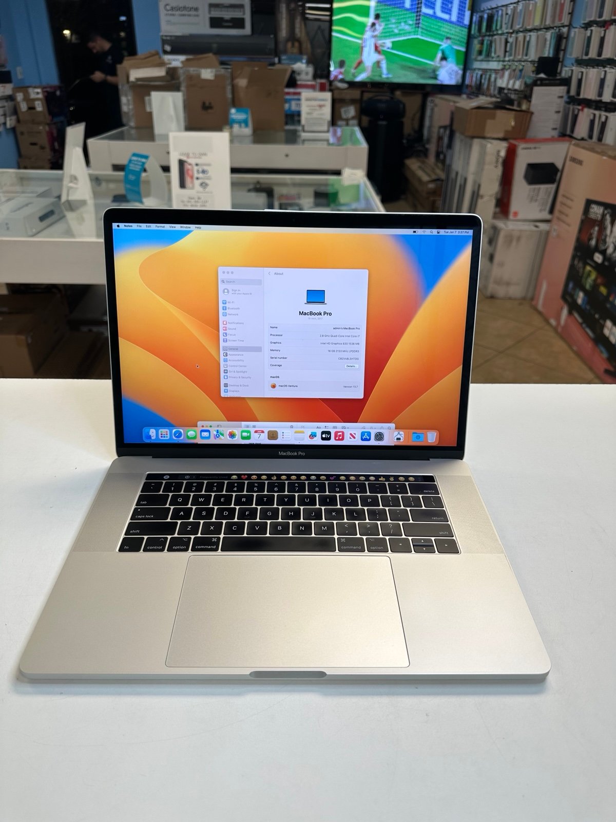 Macbook Pro 15inch Touchbar i7/16GB Ram /512ssd like New