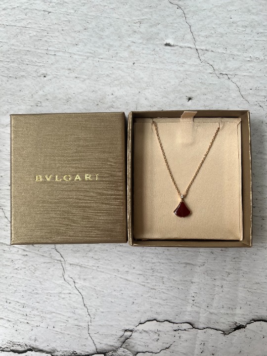 Red fan necklace